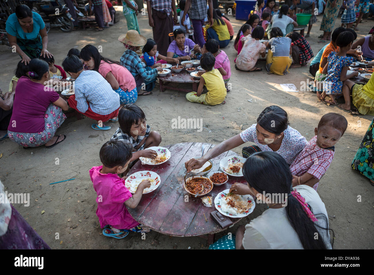 Mandalay Myanmar Burma Asien Sagaing Feier bunte Kultur Familie Essen Fiesta Essen kostenlos Homosexuell Armen Wiedersehen t Stockfoto