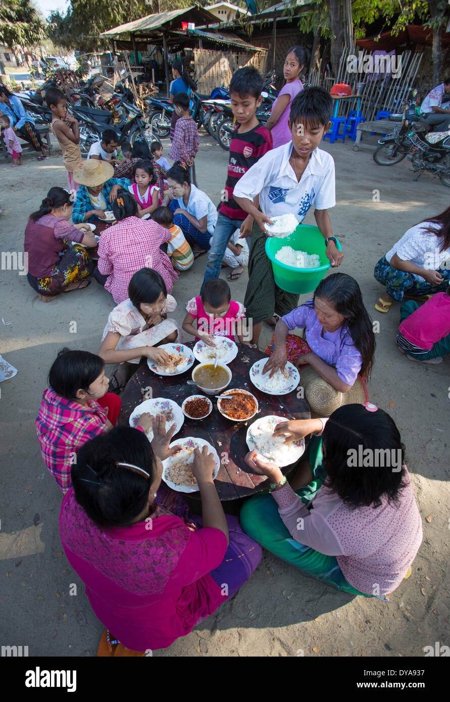 Mandalay Myanmar Burma Asien Sagaing Feier bunte Kultur Gerichte verteilen Familie Essen Fiesta Essen kostenlos Homosexuell h Stockfoto