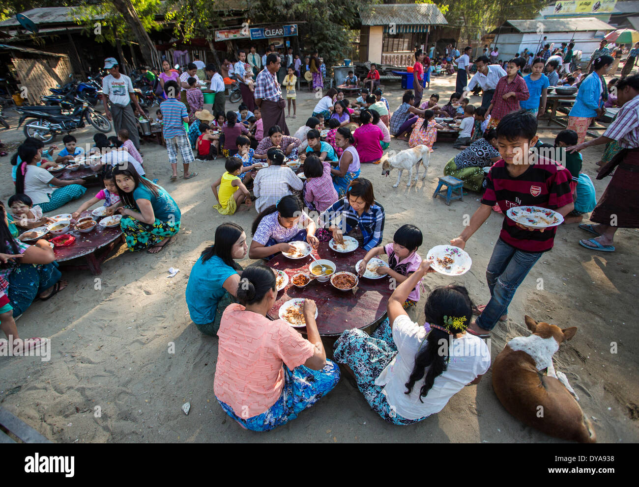 Mandalay Myanmar Burma Asien Sagaing Feier bunte Kultur Gerichte verteilen Familie Essen Fiesta Essen kostenlos Homosexuell h Stockfoto