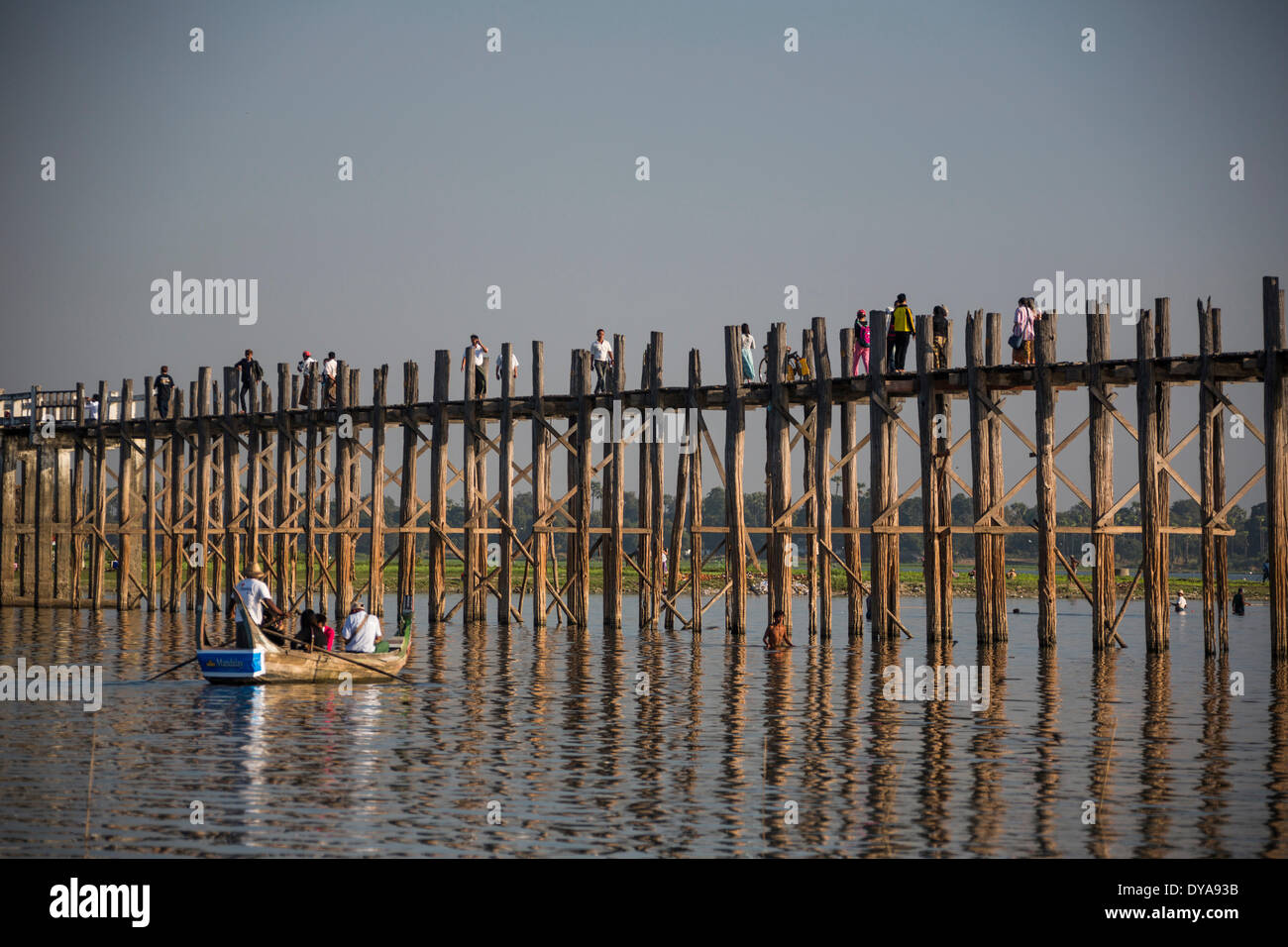 Amarapura Mandalay Myanmar Burma Asien Thaungthaman Boot Brücke berühmten See lange beliebte Reflexion Teka Sonnenuntergang touristische t Stockfoto