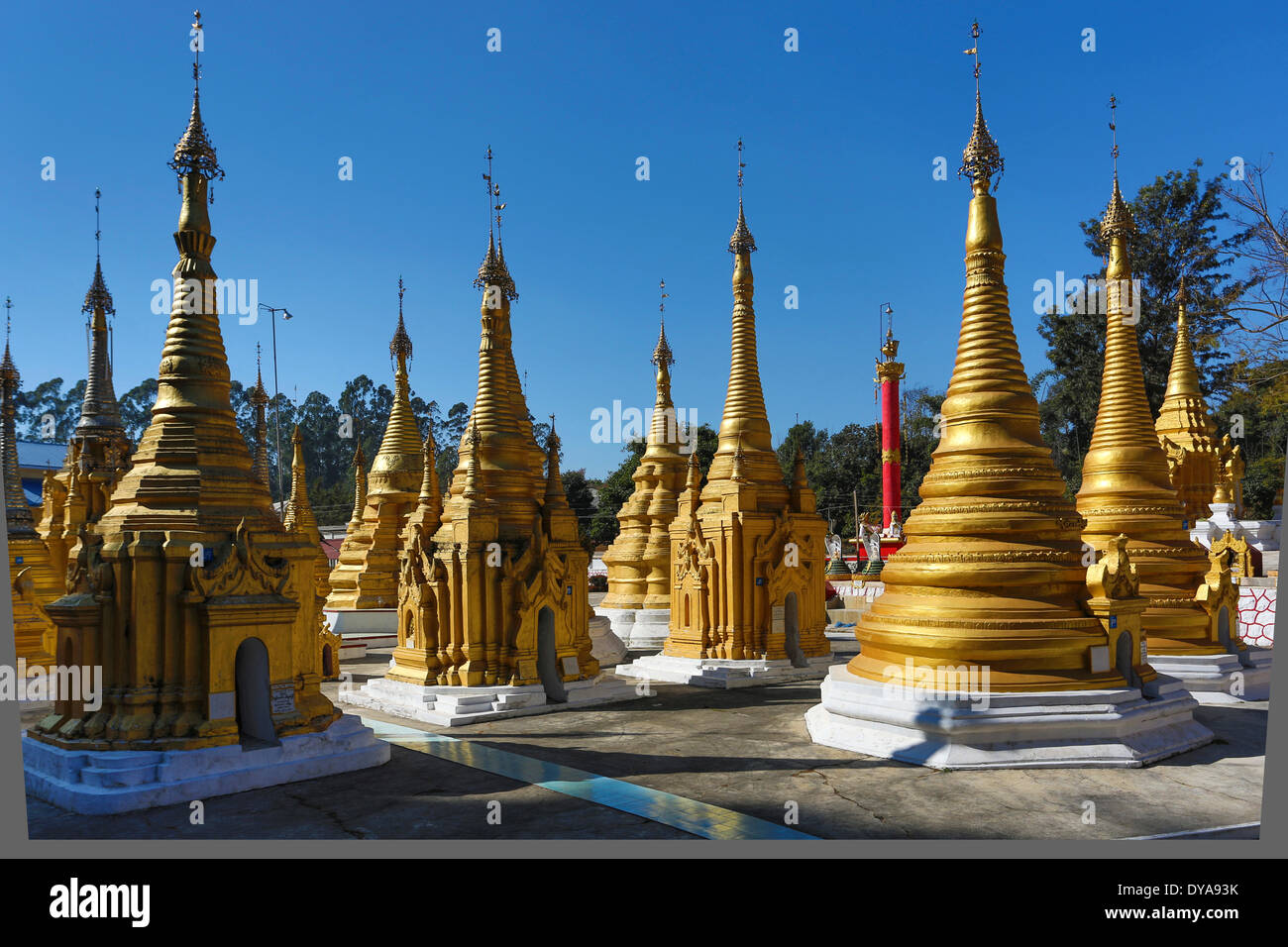 Aungpan, Stupas, Myanmar, Burma, Asien, Architektur, bunt, Religion, Tourismus, Reisen Stockfoto