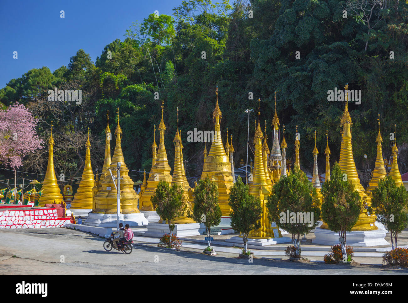 Aungpan, Stupas, Myanmar, Burma, Asien, Architektur, bunt, Religion, Tourismus, Reisen Stockfoto