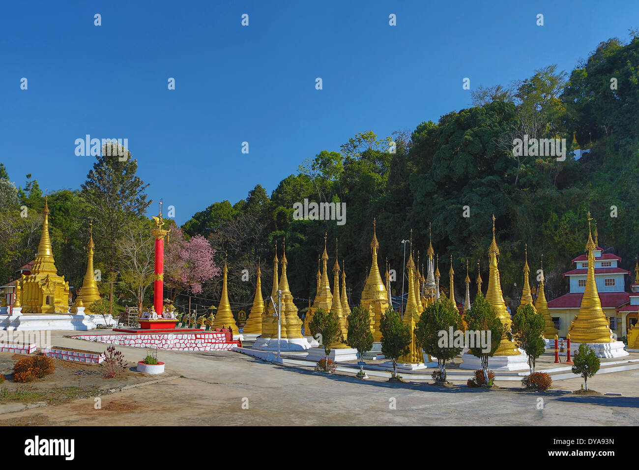 Aungpan, Stupas, Myanmar, Burma, Asien, Architektur, bunt, Religion, Tourismus, Reisen Stockfoto