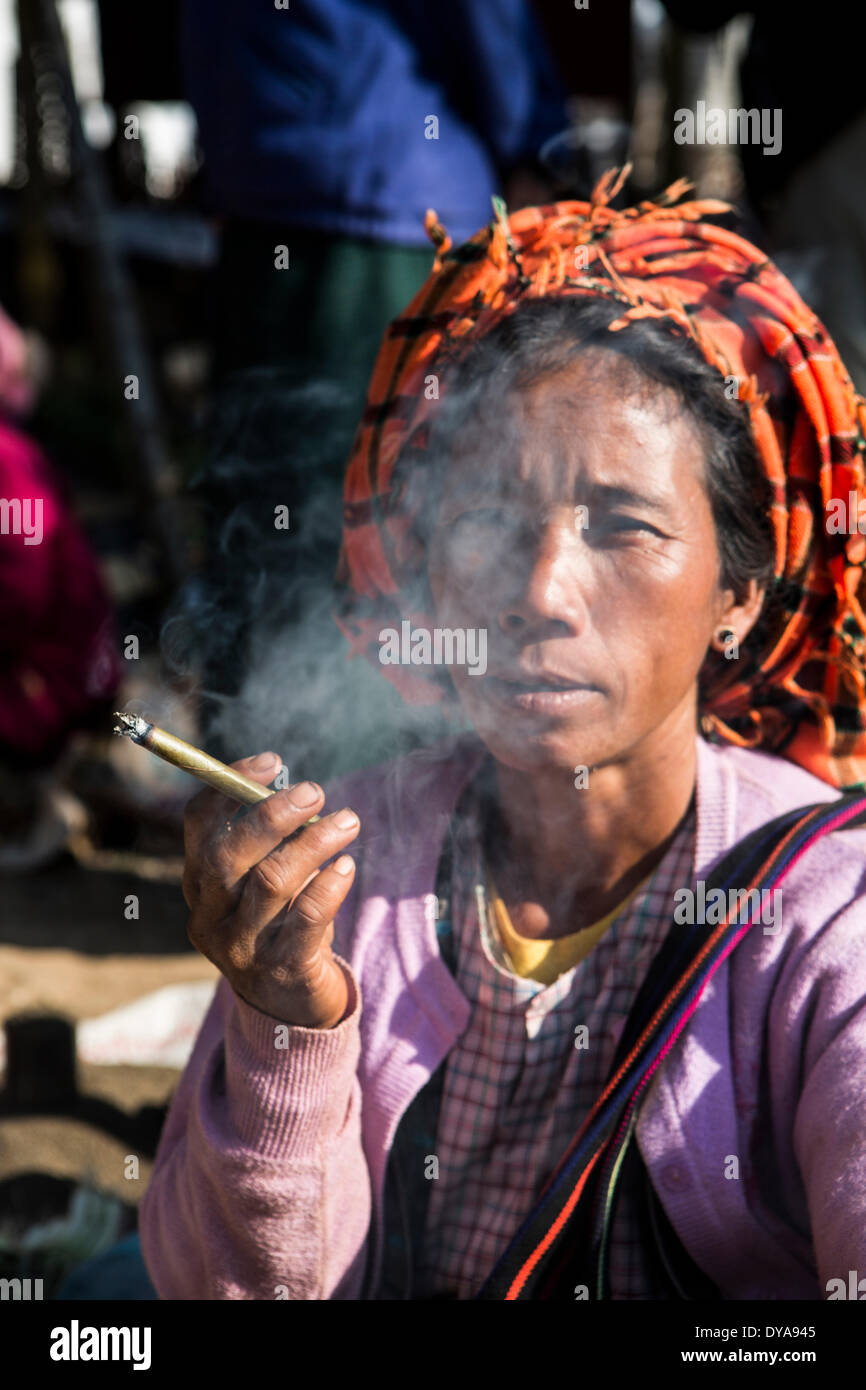 Inle, Iwama, Myanmar, Burma, Asien, Zigarre, bunte, Gesicht, Stimmung, Persönlichkeit, ernst, Rauchen, traditionell, Frau Stockfoto