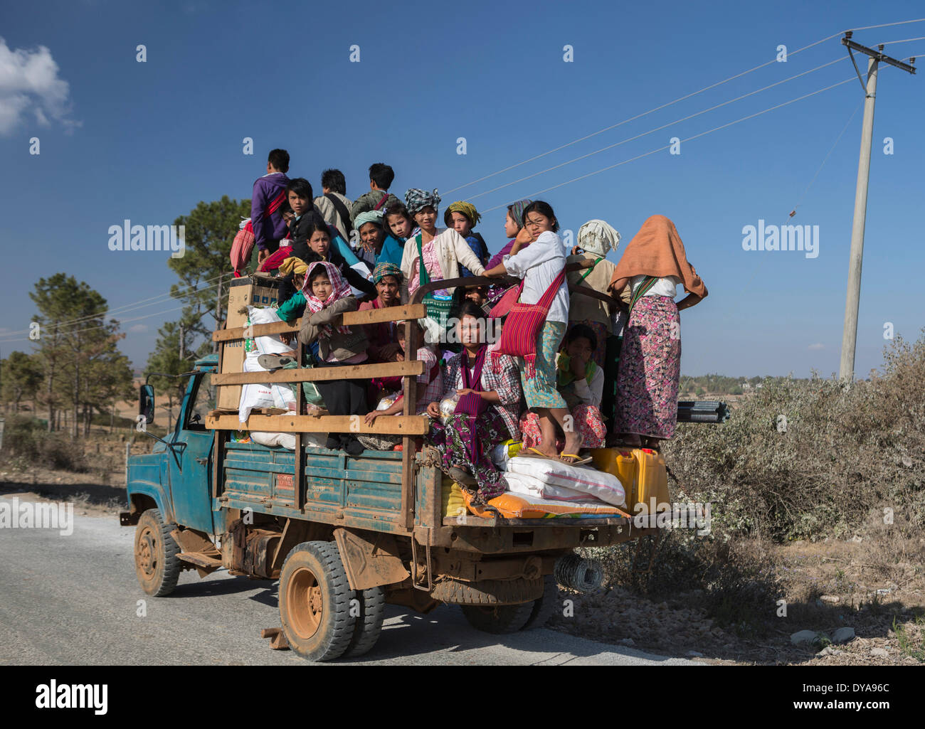 Myanmar, Burma, Asien, Shan, Provinz, bunte, gefährlich, Last, lokal, Menschen, Verkehr, Reisen, LKW, überlastet, Stockfoto