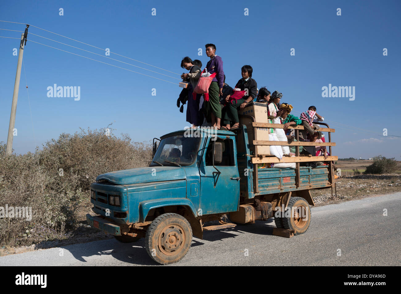 Myanmar, Burma, Asien, Shan, Provinz, bunte, gefährlich, Last, lokal, Menschen, Verkehr, Reisen, LKW, überlastet, Stockfoto