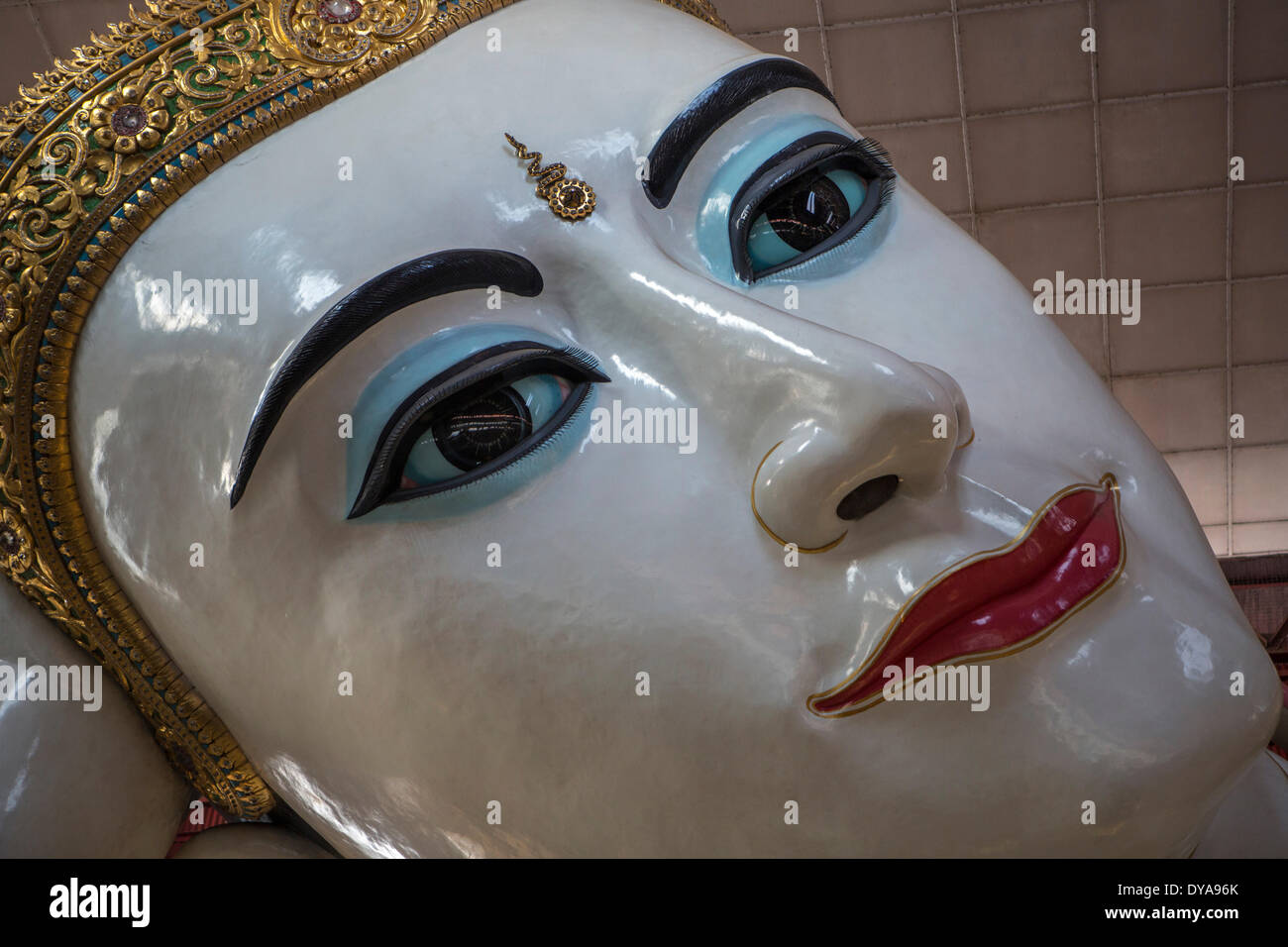 Chank Htat Gyi Myanmar Burma Asien Paya Yangon Rangun Schönheit große Buddha Buddhismus bunte Gesicht goldene Frieden liegender rel Stockfoto