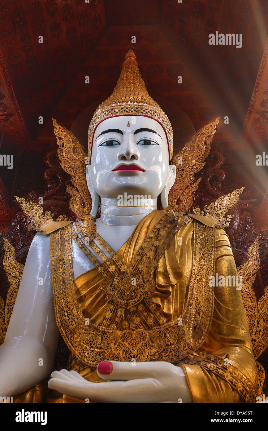 Bunte Golden Buddha Chank Htat Gyi Myanmar Burma Asien Paya Yangon Rangun leuchtet Pagode goldener Frieden Religion Sonnenstrahlen, Stockfoto