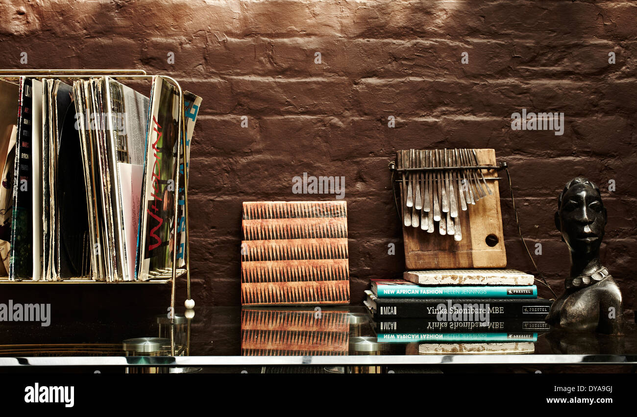 Sideboard mit Aufzeichnungen und afrikanische Ornamente Stockfoto