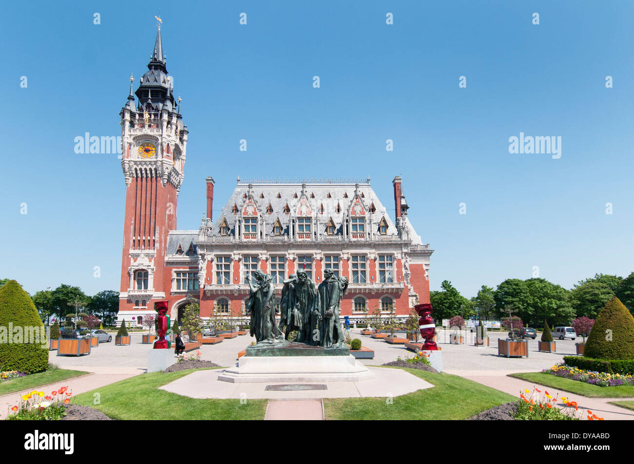 Frankreich, Calais. Die sechs Bürger von Calais von Rodin steht vor dem Rathaus und der Glockenturm, von Louis Debrouwer entworfen. Stockfoto