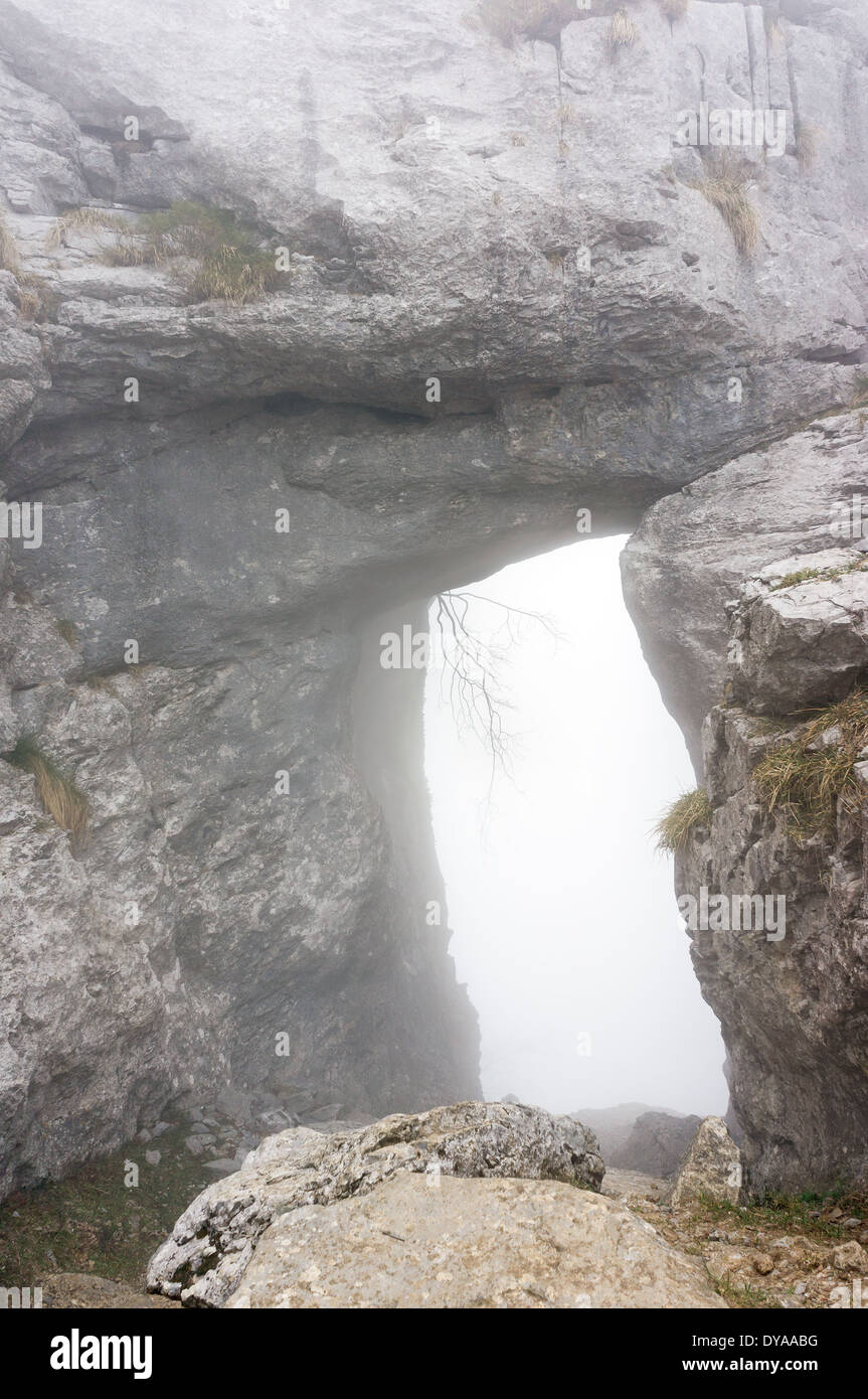 natürliche Tür im Fels Stockfoto
