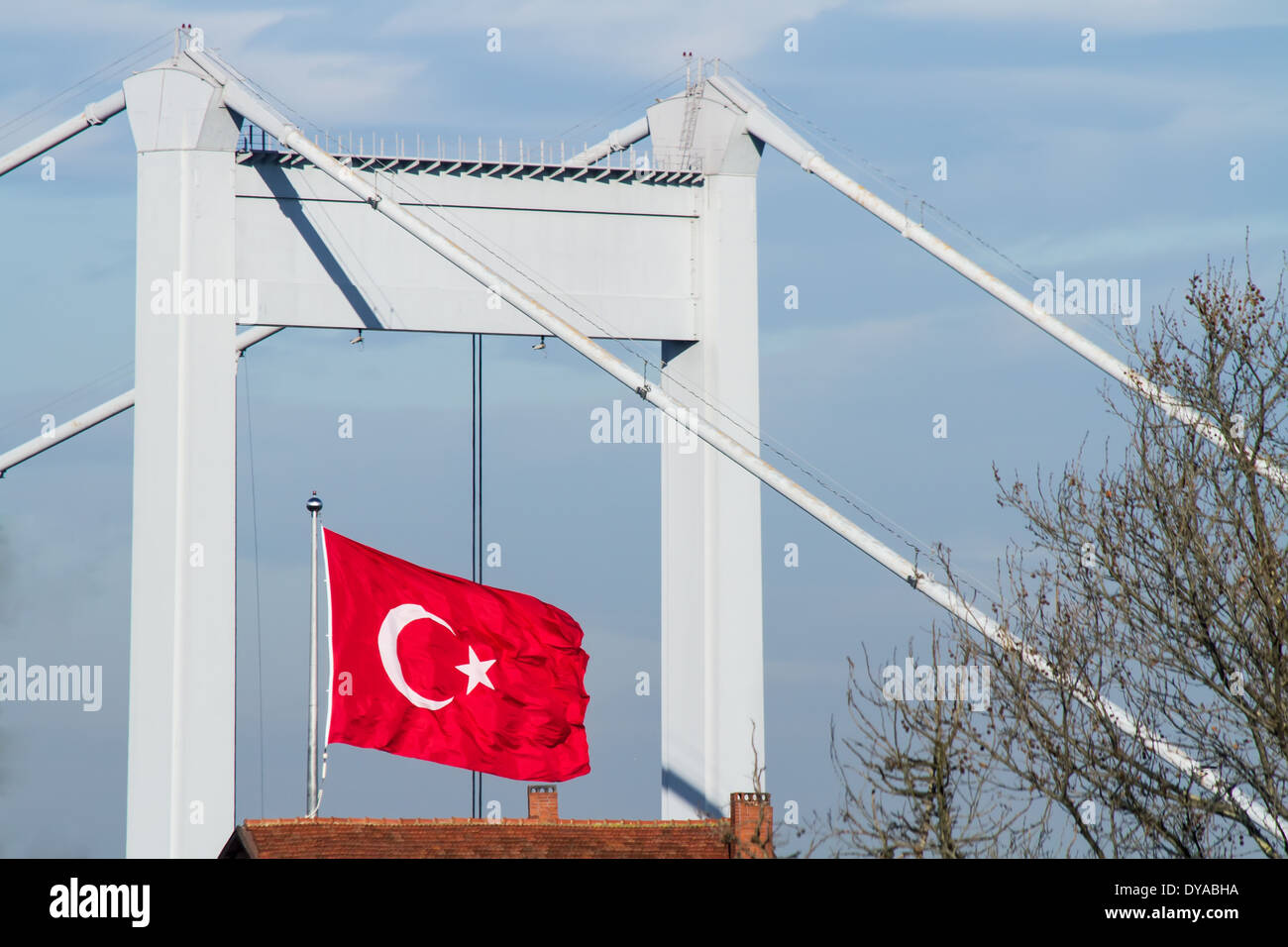 Türkische Flagge mit der Fatih Sultan Mehmet-Brücke in Istanbul, Türkei Stockfoto