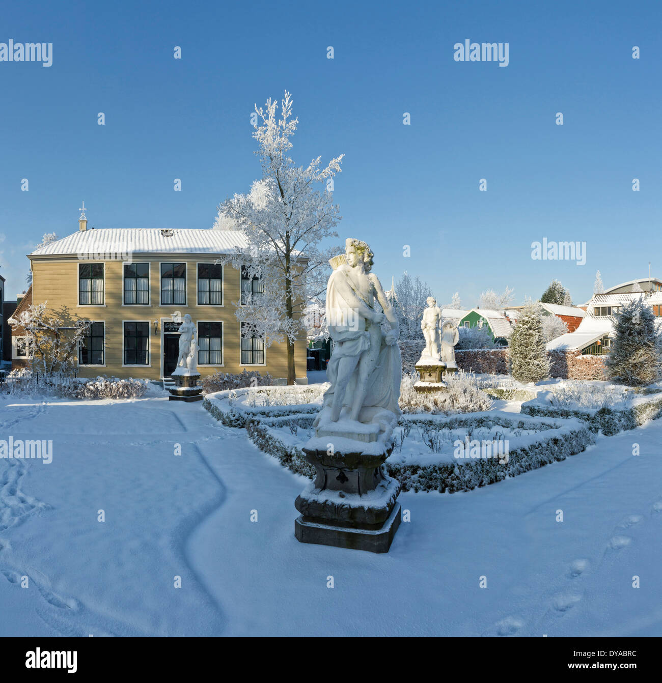 Niederlande, Holland, Europa, Zaandijk, Nord-Holland, Stadt, Dorf, Winter, Schnee, Eis, Garten, Frost, Garten, Statuen Stockfoto