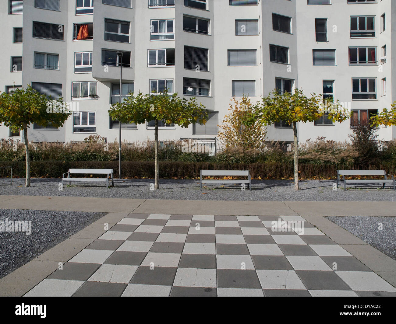 Zürich-Oerlikon-Schweiz-Europa Bänke Windows Glattpark grauen Platanen Schach suchen Siedlung Wohnungen leben Haus Stockfoto
