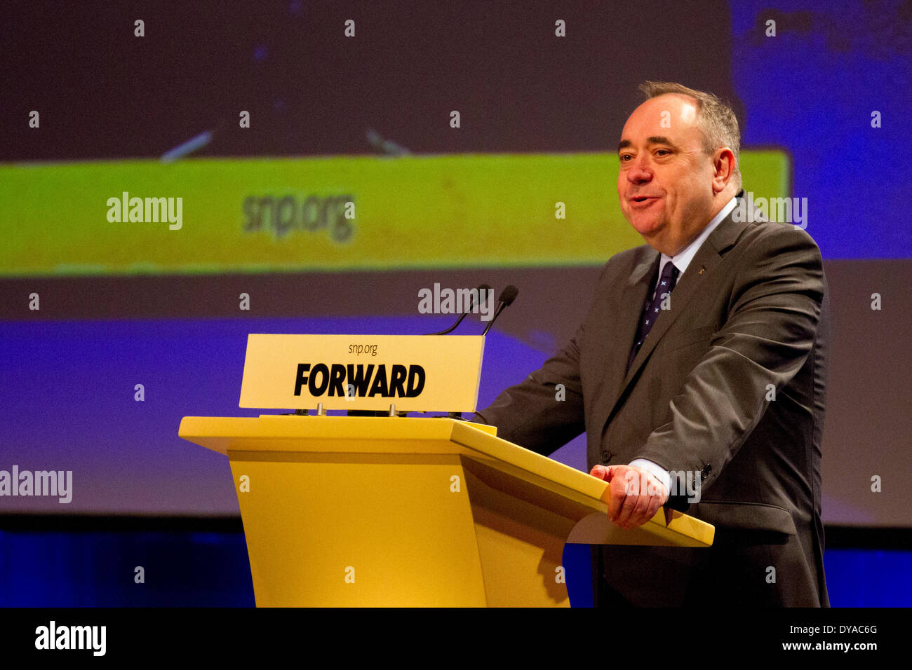 Weiter mit Alex Salmond MSP, Parteiführer bei der SNP-Frühjahrstagung im Exhibition and Conference Centre (AECC) 2014. Dies ist die letzte formelle Versammlung vor dem Referendum am 18th. September, in dem ein Ja-Votum für die Unabhängigkeit Schottlands geführt wird. Die Konferenz anlässlich des 80th. Jahrestages der Gründung der Partei folgt auf die Veröffentlichung von ‘Schottlands Zukunft, einem detaillierten Plan für eine Regierung der schottischen Nationalpartei, die mit den neuen Mächten liefern soll. Stockfoto