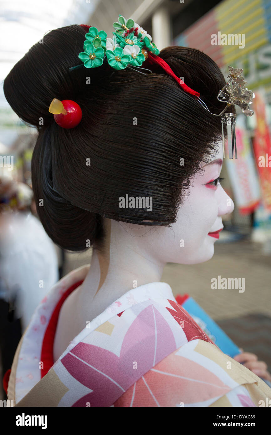 Japan Asia Tokyo City Asakusa Geisha bunte Maiko bilden Profil Lächeln Tradition weiße Perücke Frau kein Model-release Stockfoto