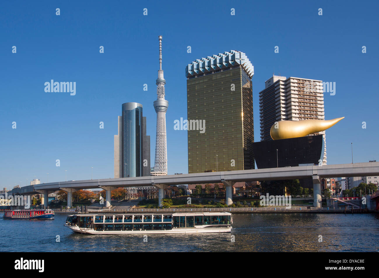 Reisen Japan Asien Tokio Asakusa Sumidagawa Architektur Boot bunten Stadtteil Fluss Himmel Baum Skyline touristische Stadtturm Stockfoto