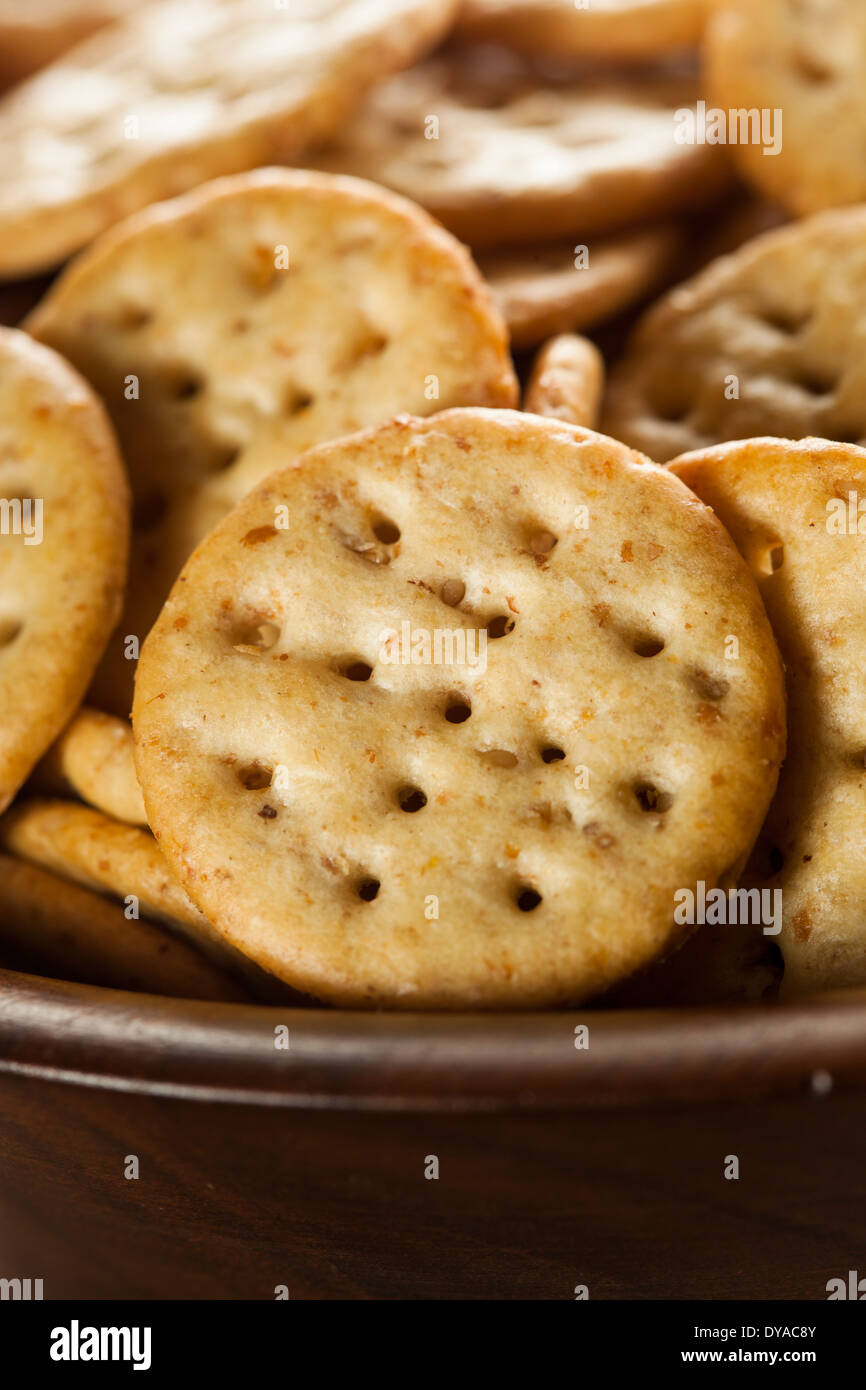 Vollkorn-Weizen Runde Cracker in eine Schüssel geben Stockfoto