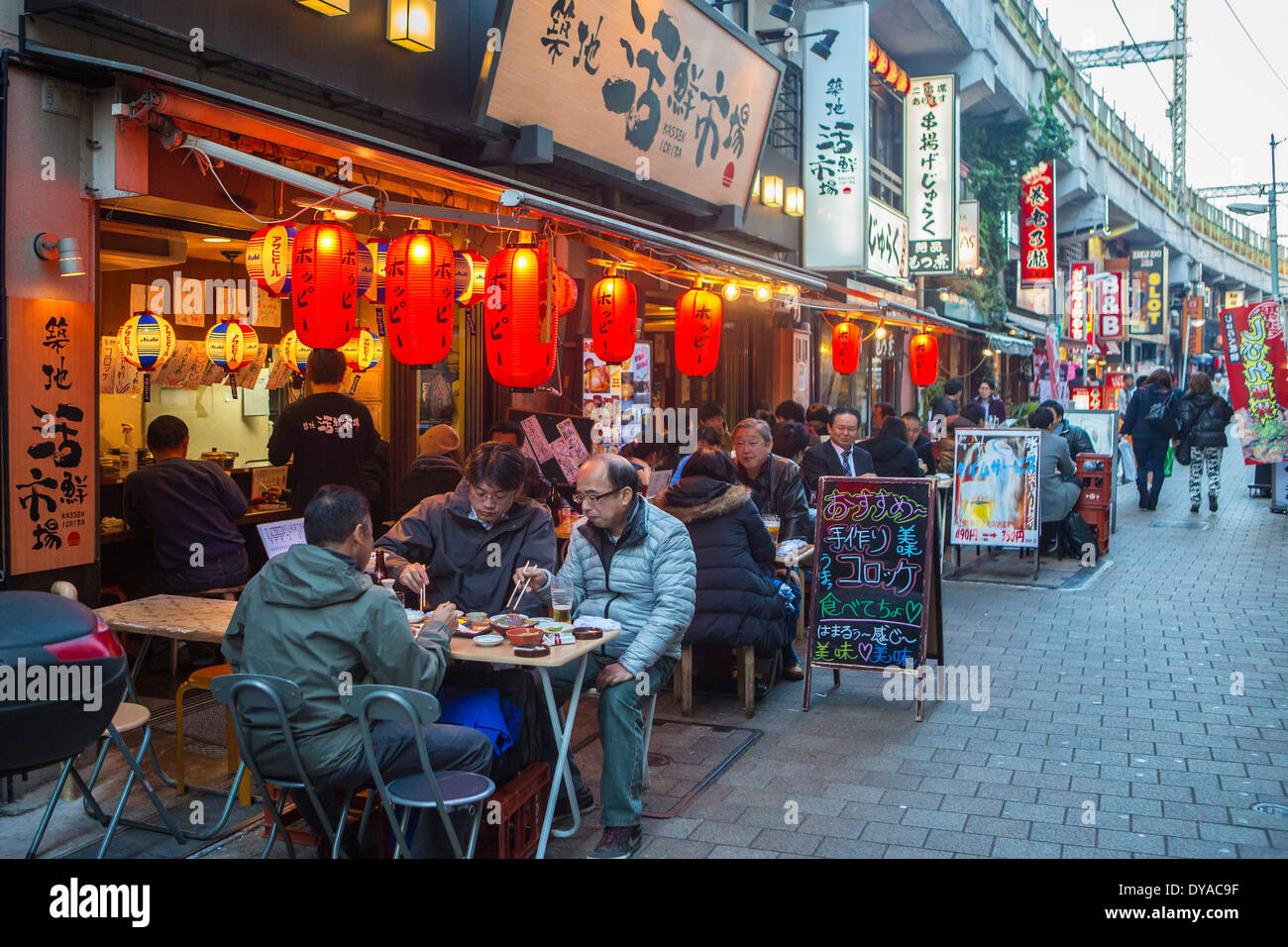 Japan Asia Tokyo bunten Stadtteil Essen Laternen offene Menschen rote Restaurant laden traditionelle Ueno kein Model-release Stockfoto