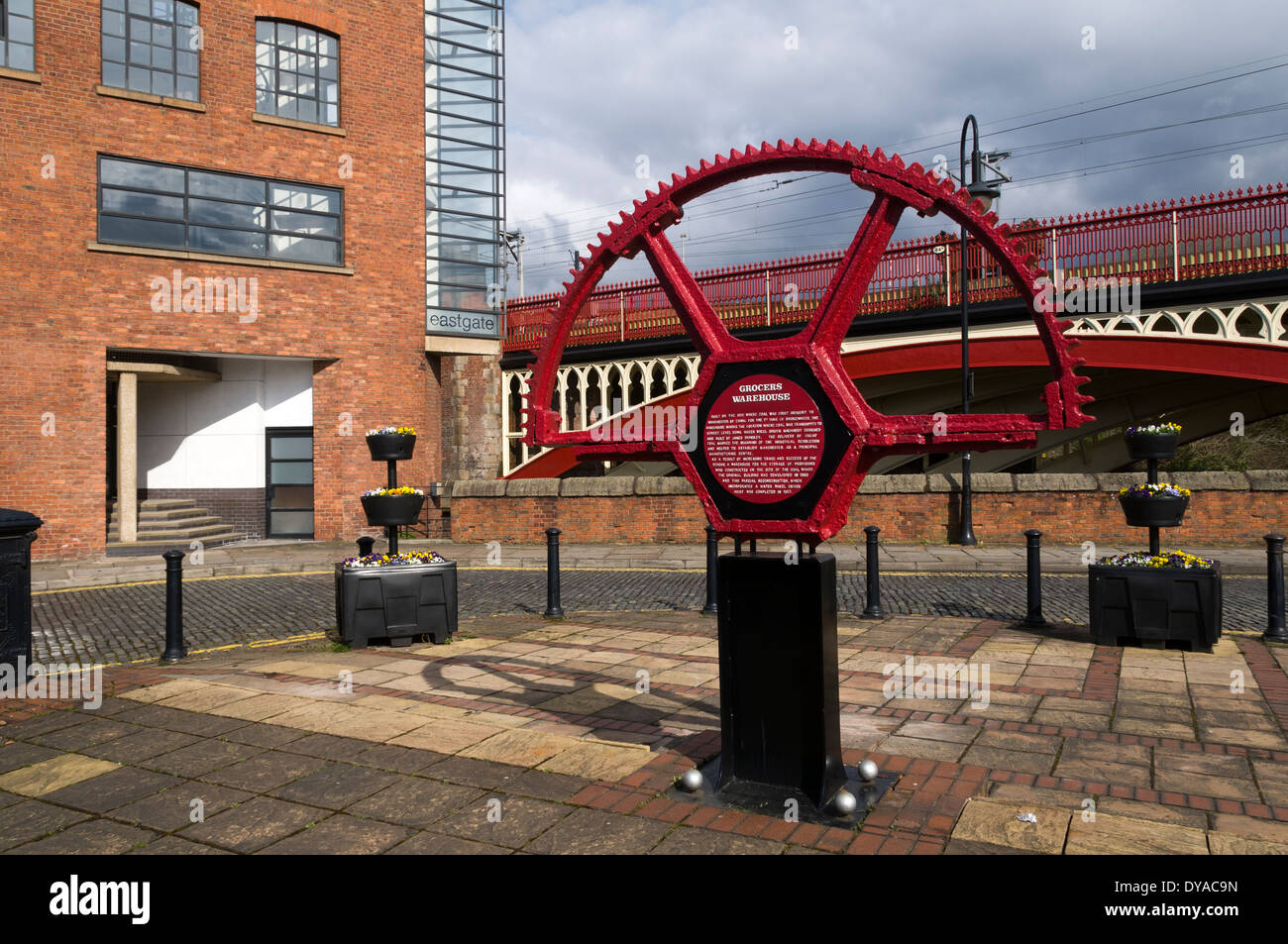 Website der Lebensmittelhändler Warehouse, wo Kohle entladen aus der Bridgewater Canal, Castlefield, Manchester, England, UK war Stockfoto