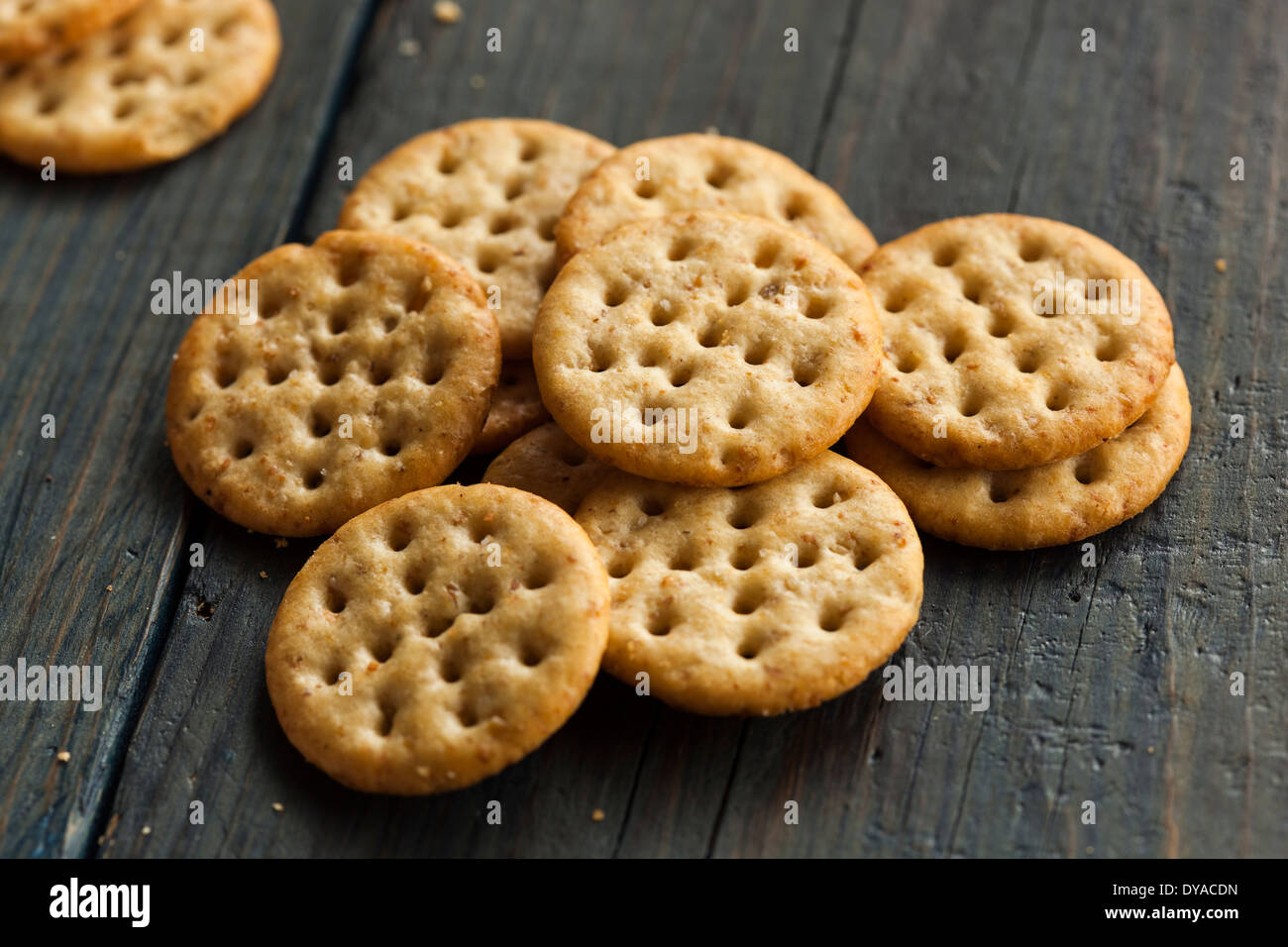 Vollkorn-Weizen Runde Cracker in eine Schüssel geben Stockfoto