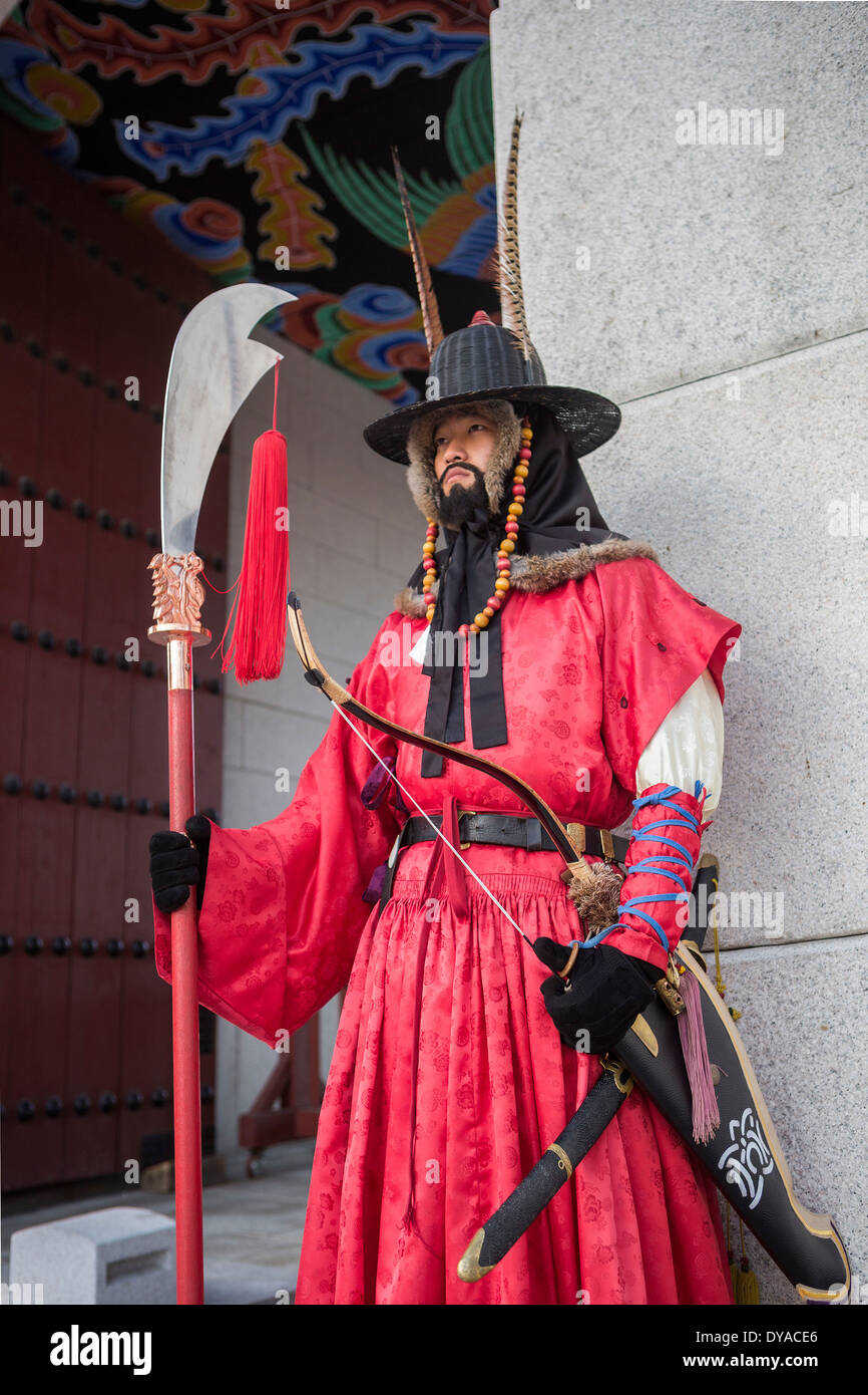 World Heritage Gwangwha-Mun Korea Asien Seoul Arme bunte Stadttor bewachen Gyeongbog-Gung Gardisten Geschichte Palast touristische Stockfoto