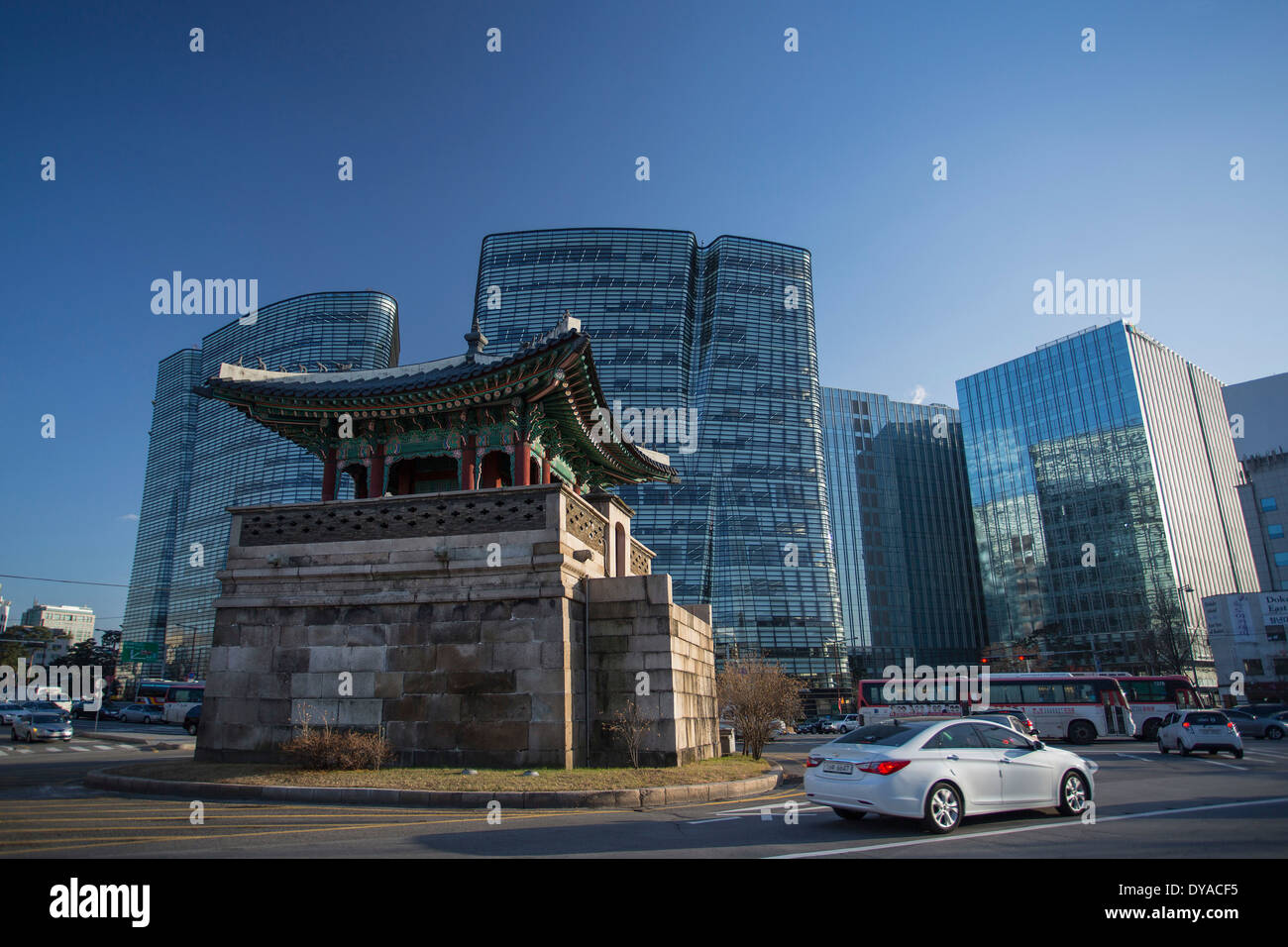 Gyeongbokgung Korea Asien Seoul Südosten Wachturm Architektur Stadt Kontrast Innenstadt Geschichte Palast touristische Reisen mod Stockfoto