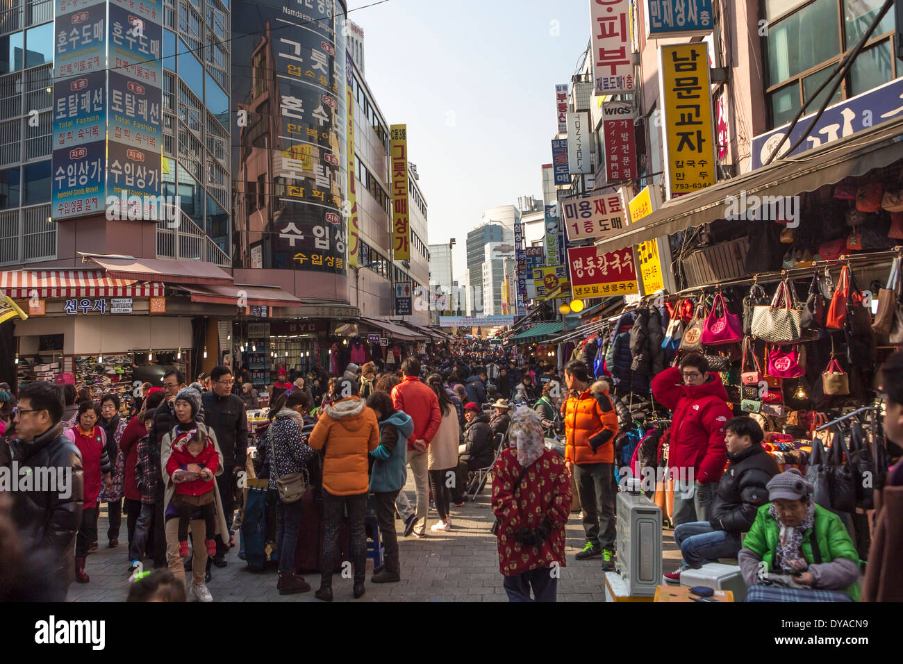 Korea Asien Myeongdong Seoul Stadt bunte Wahrzeichen Markt beliebte Szene shopping Straße touristische traditionellen Reisen peopl Stockfoto