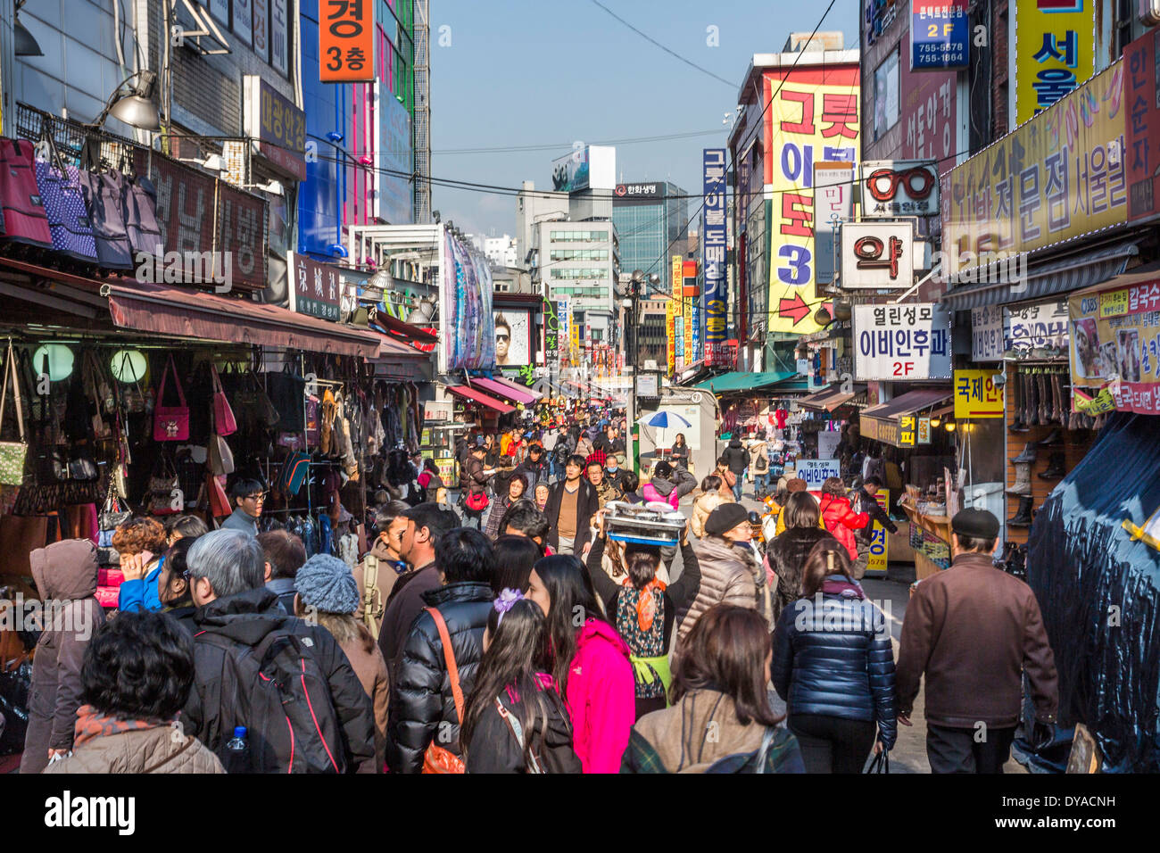 Korea Asien Myeongdong Seoul Stadt bunte überfüllt Wahrzeichen Markt beliebte Szene shopping Straße touristische traditionelle trav Stockfoto