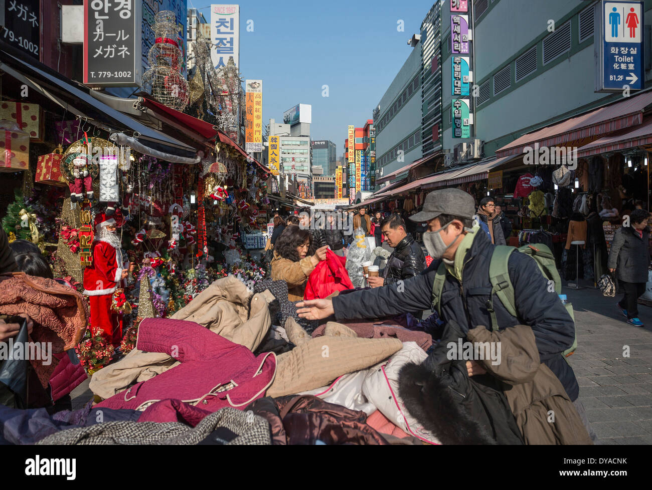 Korea Asien Myeongdong Seoul Stadt bunte überfüllt Wahrzeichen Markt beliebte Szene shopping Straße touristische traditionelle trav Stockfoto