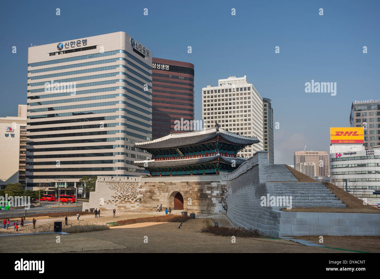 Korea Asien Namdaemun Seoul Welt Erbe Stadt Innenstadt Wahrzeichen Tor Architekturgeschichte rekonstruiert Skyline touristische t Stockfoto