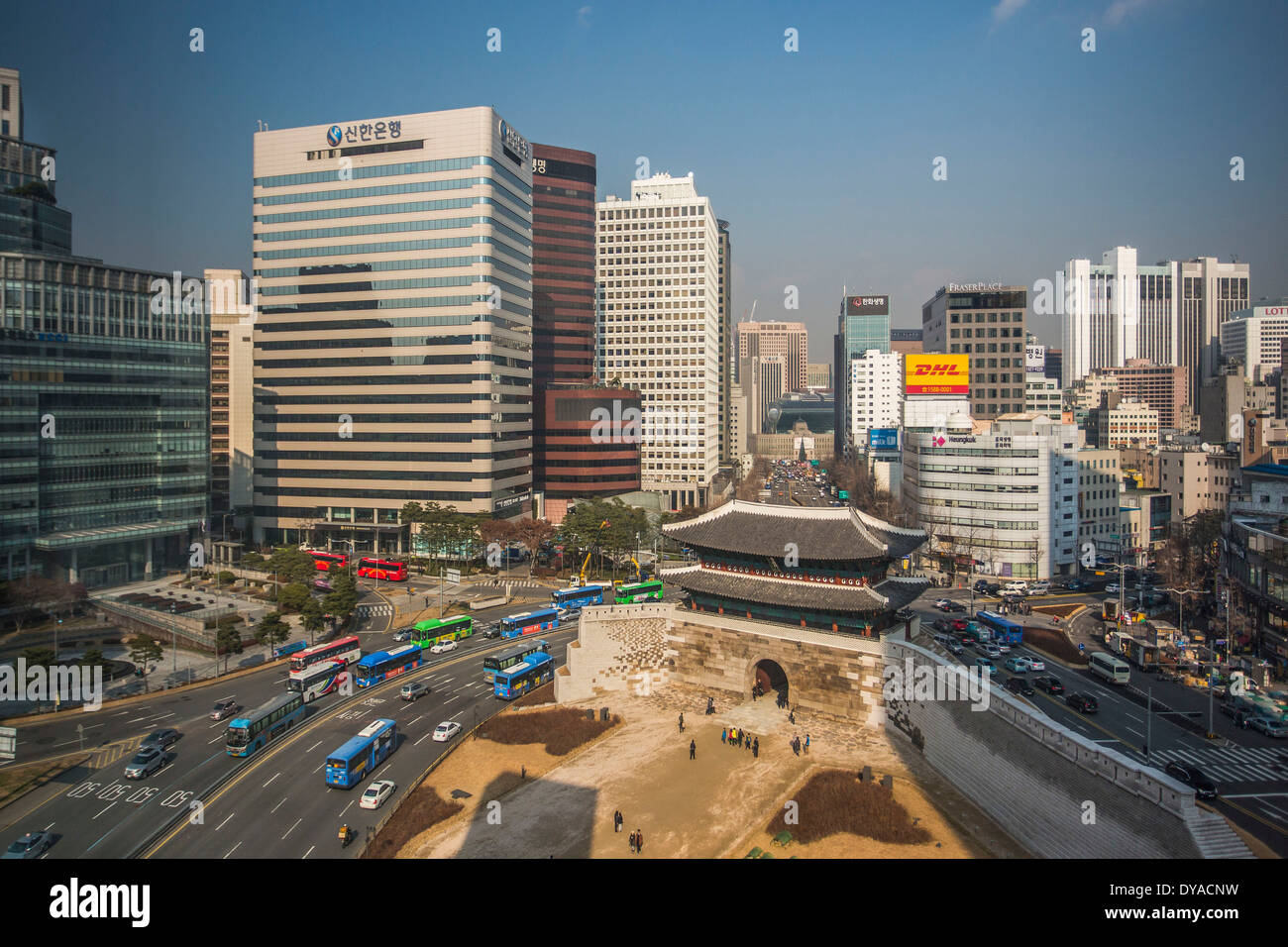 Korea Asien Namdaemun Seoul Welt Erbe Stadt Innenstadt Wahrzeichen Tor Architekturgeschichte rekonstruiert Skyline touristische t Stockfoto