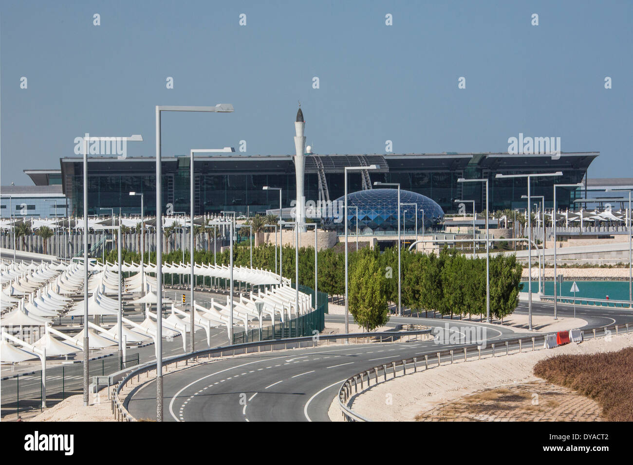Doha, neue Doha, Qatar, Nahost, Flughafen, Architektur, Stadt, Gebäude, International, Minarett, Parkplatz, Straße, Reise Stockfoto