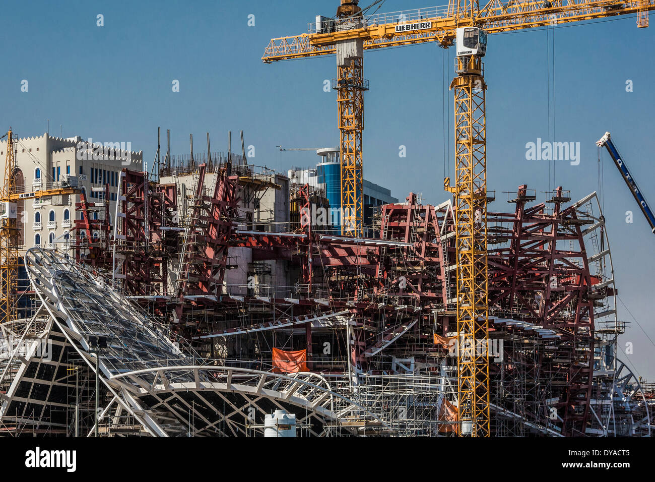 Doha Museum Bau Qatar Nahost-Architektur-Stadt Krane futuristische nationale Stahlarbeit National Museum Neubau Stockfoto