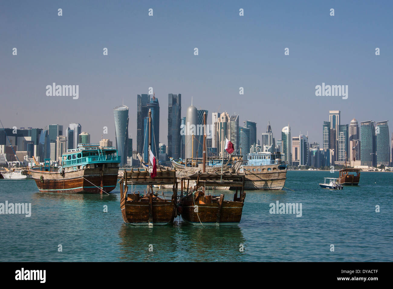 Doha Qatar Nahost Architektur Bucht Boote Gebäude Stadt farbenfrohen futuristischen Hafen Marina Skyline Wolkenkratzer tourist Stockfoto