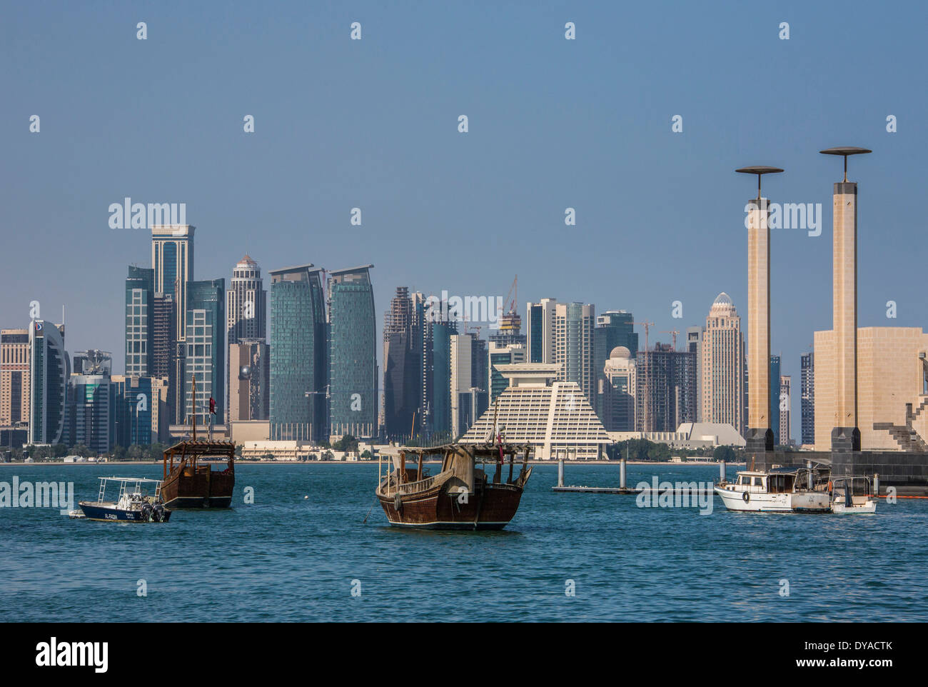Doha Qatar Nahost Architektur Bucht Boote Gebäude Stadt farbenfrohen futuristischen Hafen Marina Skyline Wolkenkratzer tourist Stockfoto