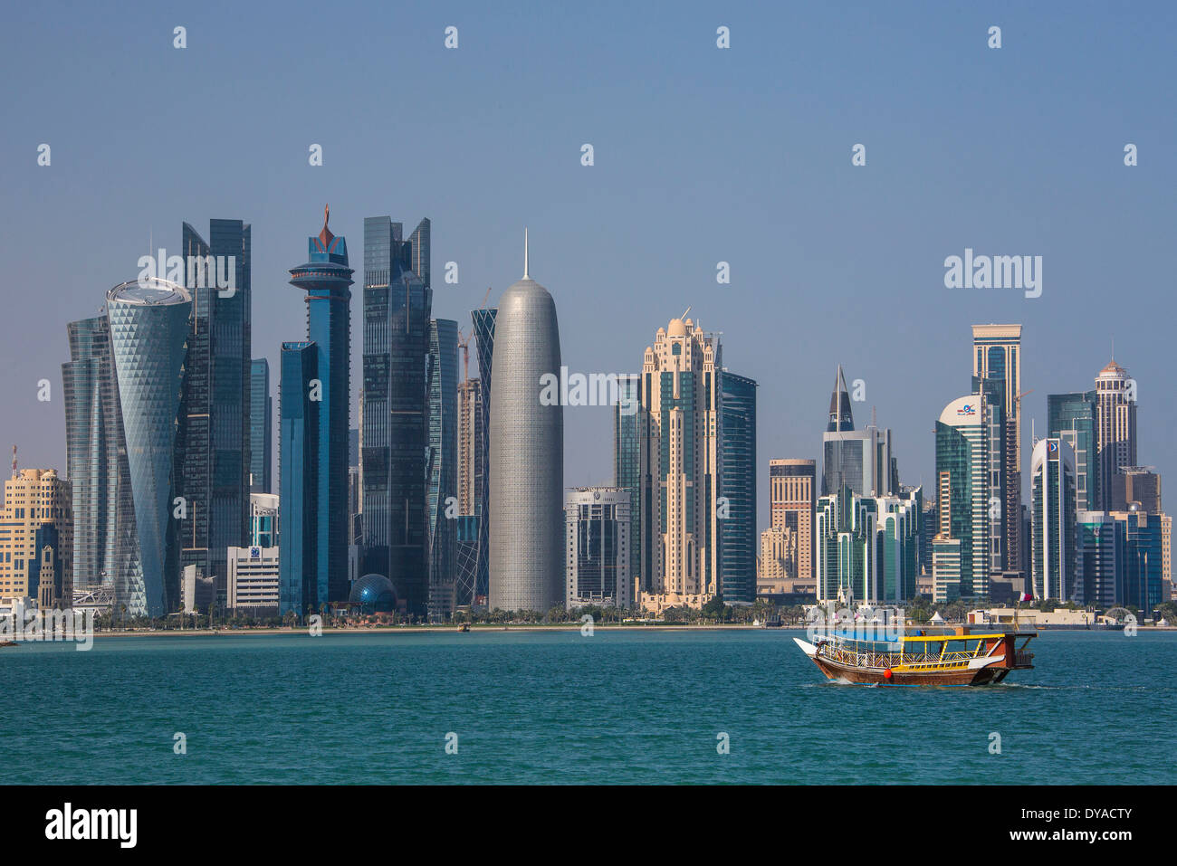 Doha Qatar Nahost Architektur Bucht Boot Stadt bunte Corniche futuristische Skyline touristische Reisen Wasser West West Ba Stockfoto