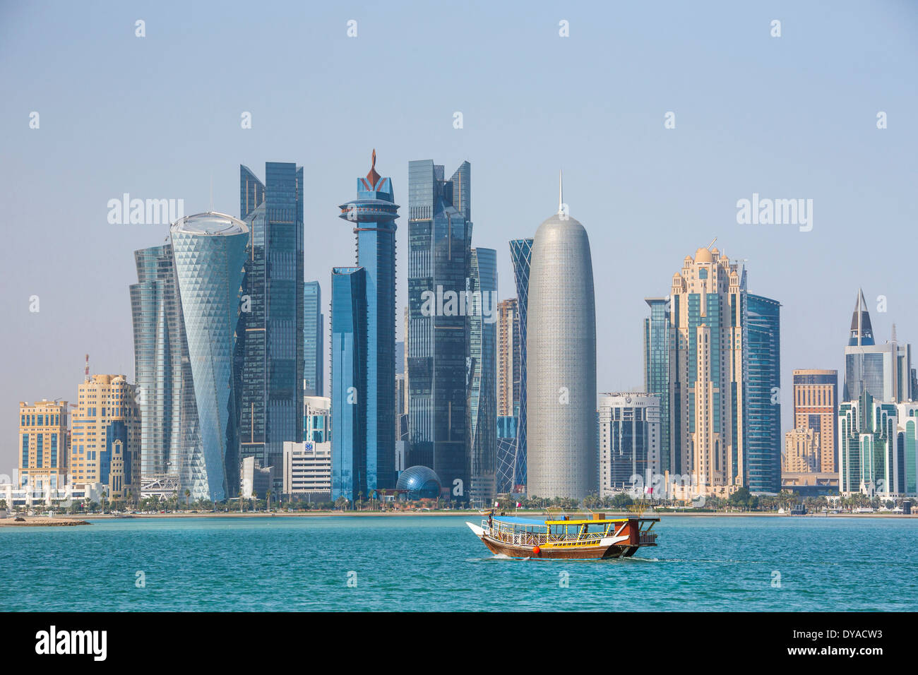 Doha Qatar Nahost Architektur Bucht Boot Stadt bunte Corniche futuristische Skyline touristische Reisen Wasser West West Ba Stockfoto