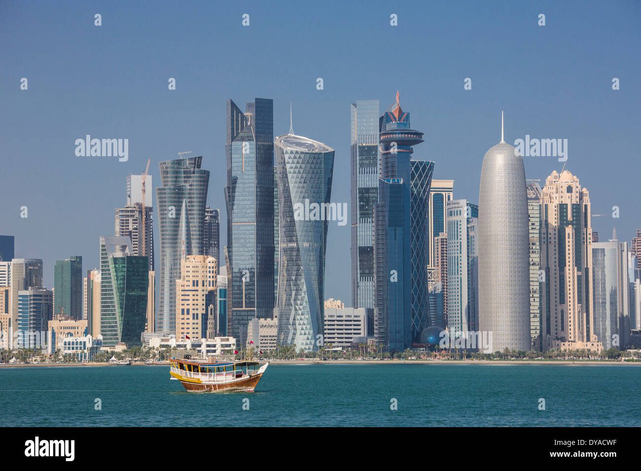 Al Bidda Burj Doha Katar Nahost World Trade Center Architektur Bucht Boot Stadt bunte Corniche futuristische Skyline Himmel Stockfoto