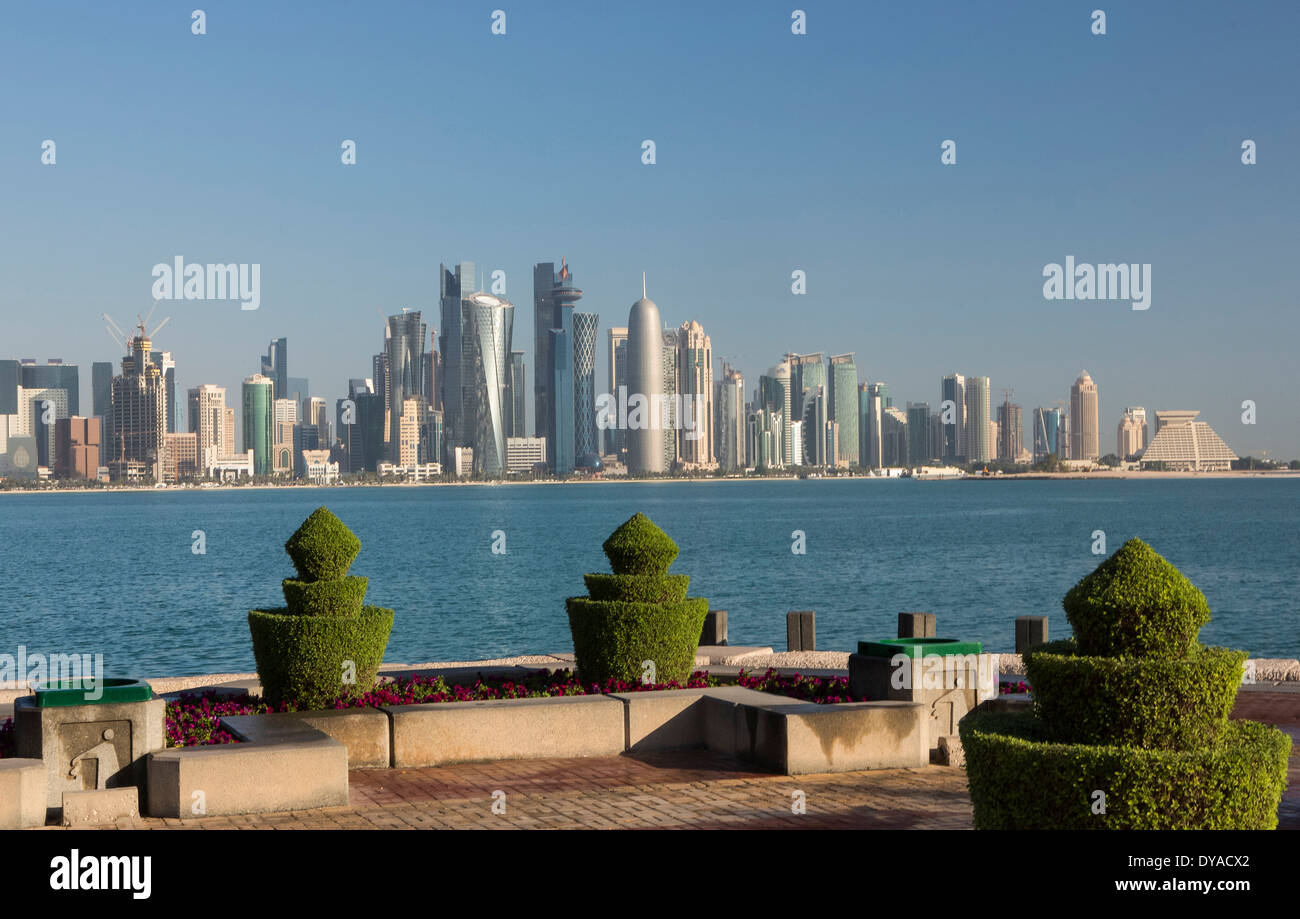 Al Bidda Burj Doha Katar Nahost World Trade Center Skyline der Architektur Bay Stadt bunte Corniche futuristische promenade Stockfoto