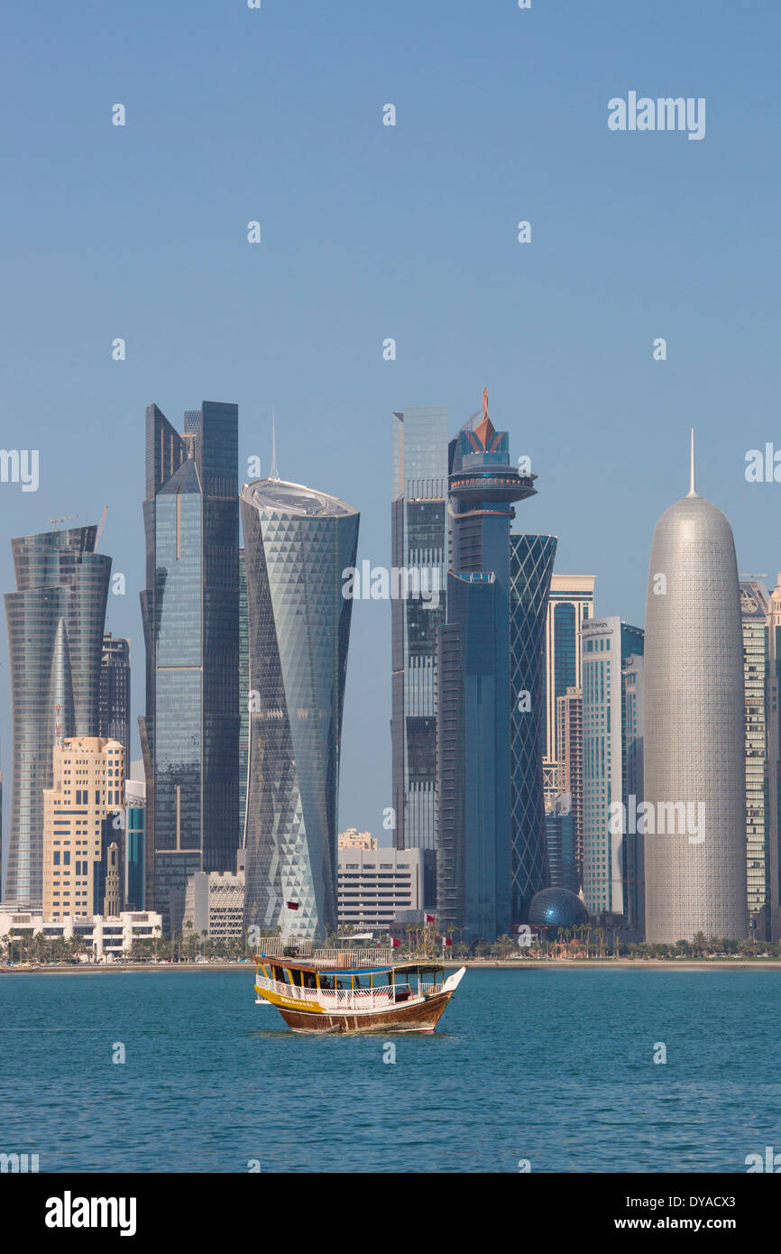 Al Bidda Burj Doha Katar Nahost World Trade Center Architektur Bucht Boot Stadt bunte Corniche futuristische Skyline Himmel Stockfoto