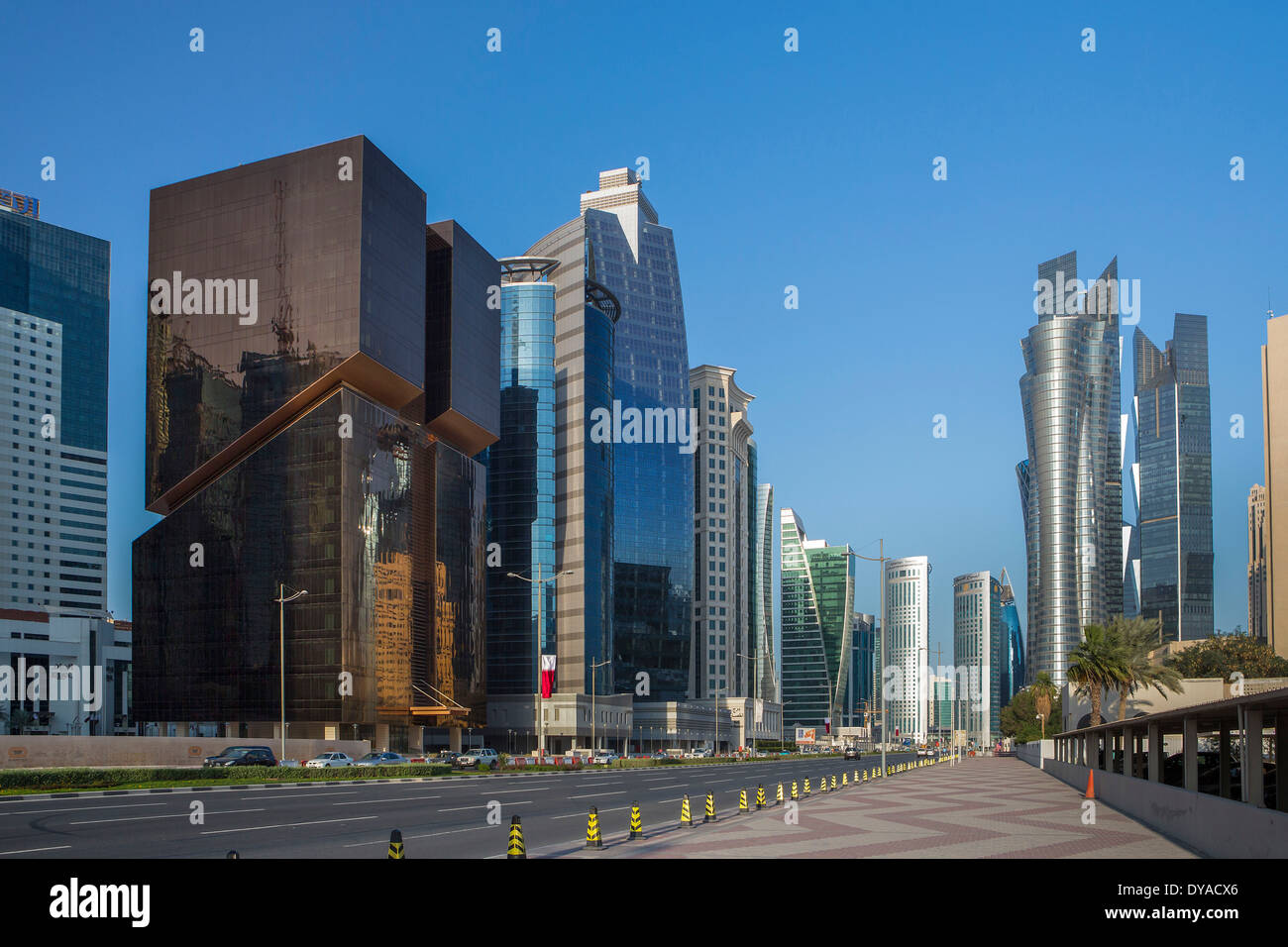 Doha Qatar Nahost Architektur Avenue Stadt bunte leer futuristische golden moderne Skyline Wolkenkratzer Straße touristische Stockfoto