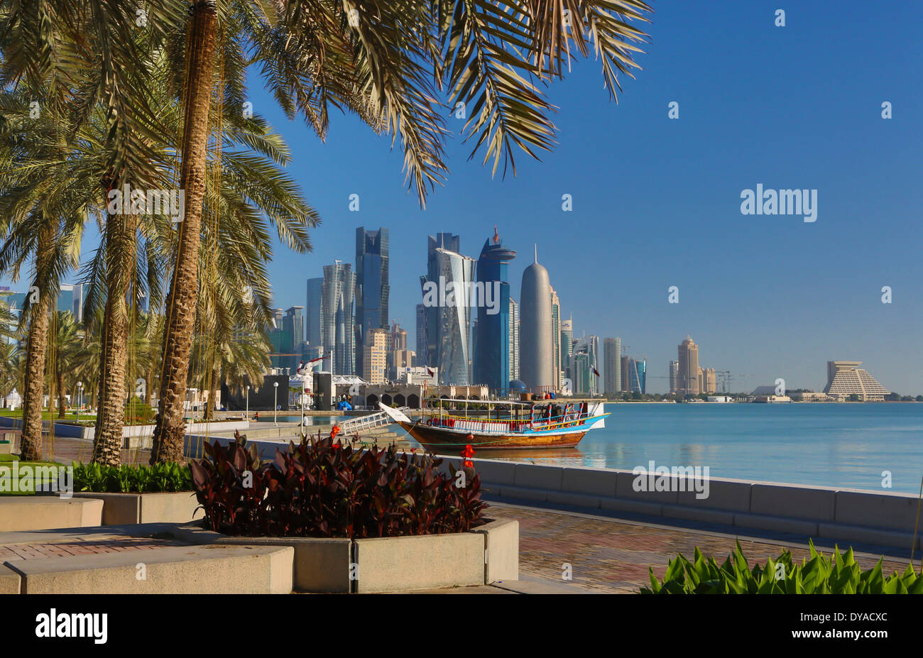 Al Bidda Burj Doha Katar Nahost World Trade Center Architektur Bucht Boot Stadt bunte Corniche futuristische Palm Tree p Stockfoto
