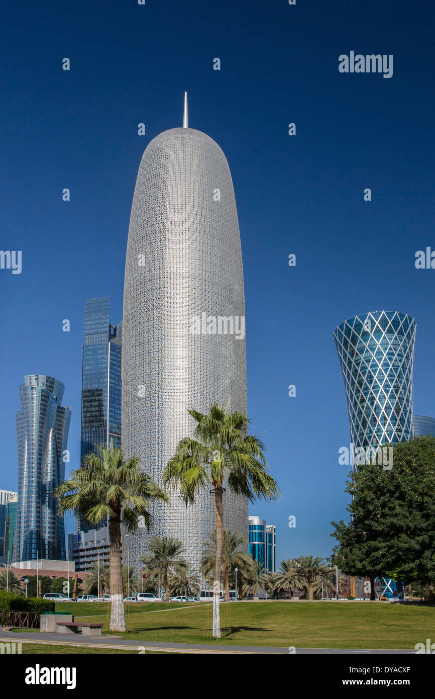 Burj Doha Katar Nahost World Trade Center Architektur Bay City bunte Corniche futuristische grünen Park Promenade p Stockfoto
