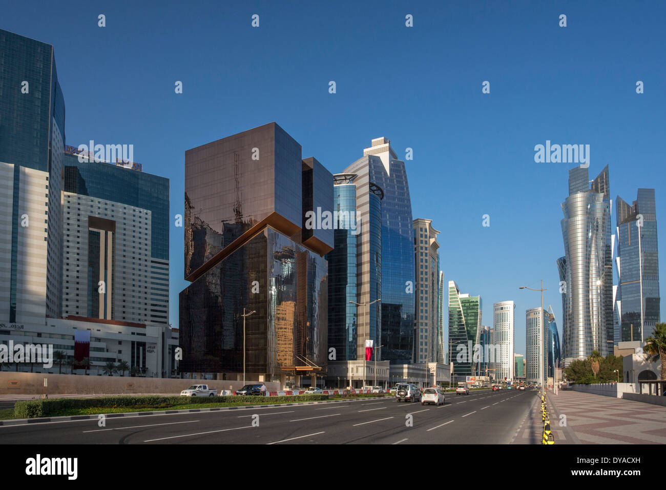 Doha Qatar Nahost Architektur Avenue Stadt bunte leer futuristische golden moderne Skyline Wolkenkratzer Straße touristische Stockfoto