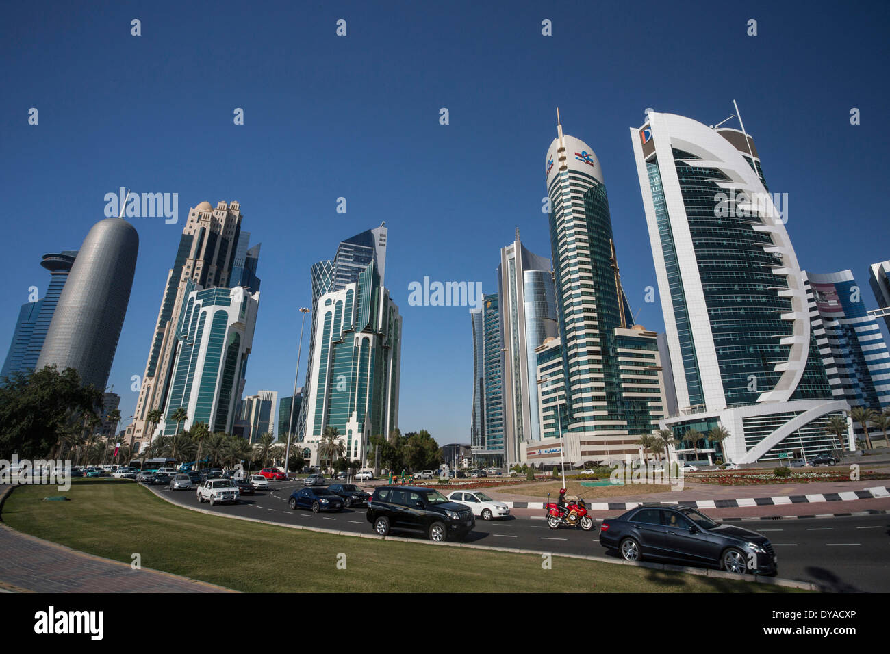 Burj Doha Katar Middle East World Trade Center Architektur Bucht Autos Stadt bunte Corniche futuristische Promenade Straße skyli Stockfoto