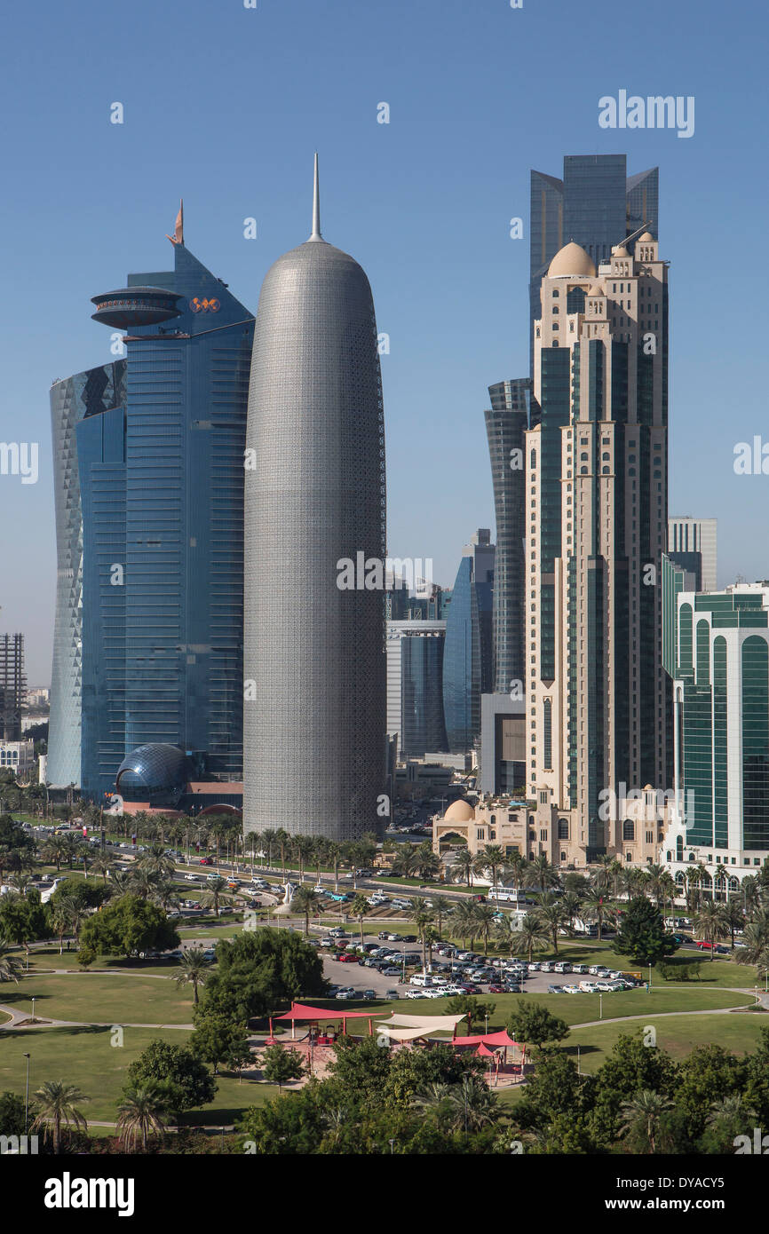 Burj Doha Katar Nahost World Trade Center Architektur Bay City bunte Corniche futuristische grüne Panorama Park prome Stockfoto