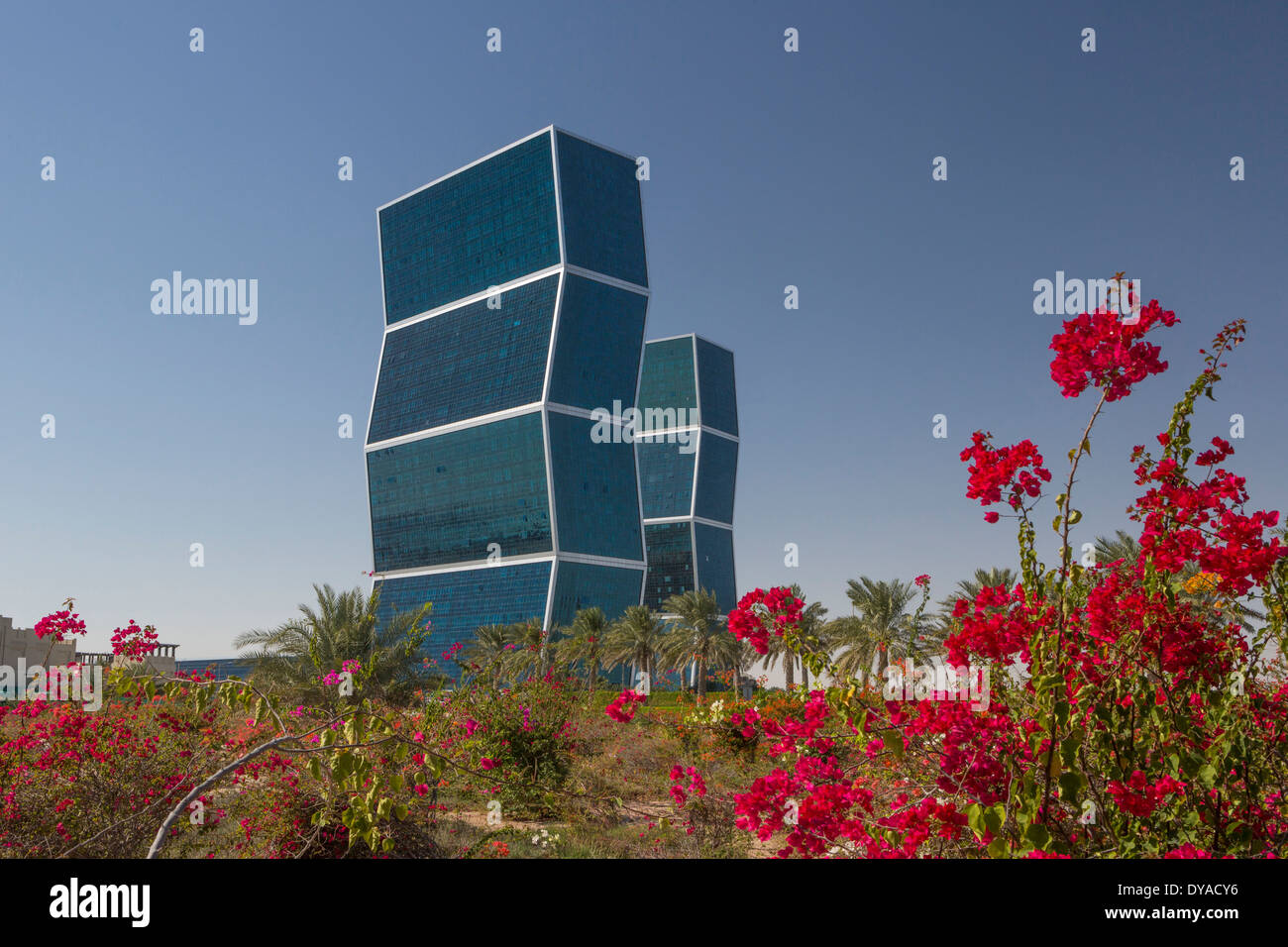 Doha Qatar Nahost Architektur Stadt bunte Blumen futuristische grüne Auswirkungen Einkaufszentrum Park rot shopping Wolkenkratzer touri Stockfoto