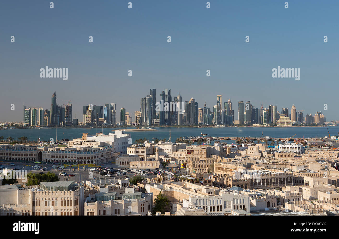 Burj Doha Qatar Nahost Architektur Bay City bunten Kontrast Corniche futuristische Minarett alte Panorama Skyline skysc Stockfoto