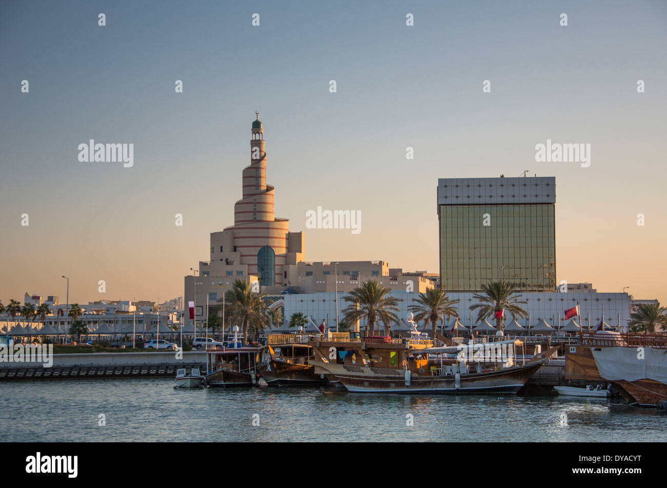 Doha Qatar Nahost Architektur Boote Zentrum Stadt Hafen islamischen Marina Minarett Moschee alten Hafen Symbol touristische towe Stockfoto